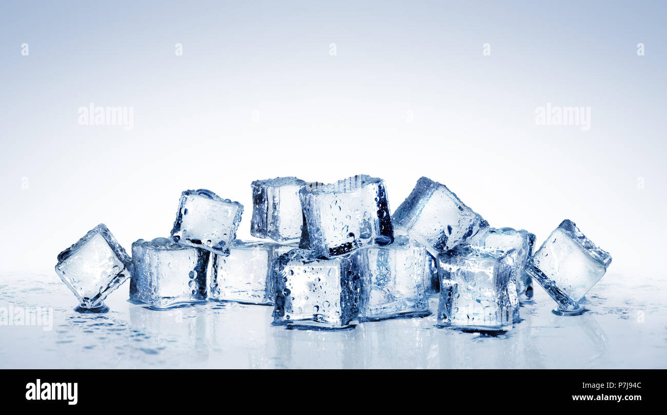 Eiswürfel - kühle erfrischende Kristalle mit Wassertropfen Stockfoto