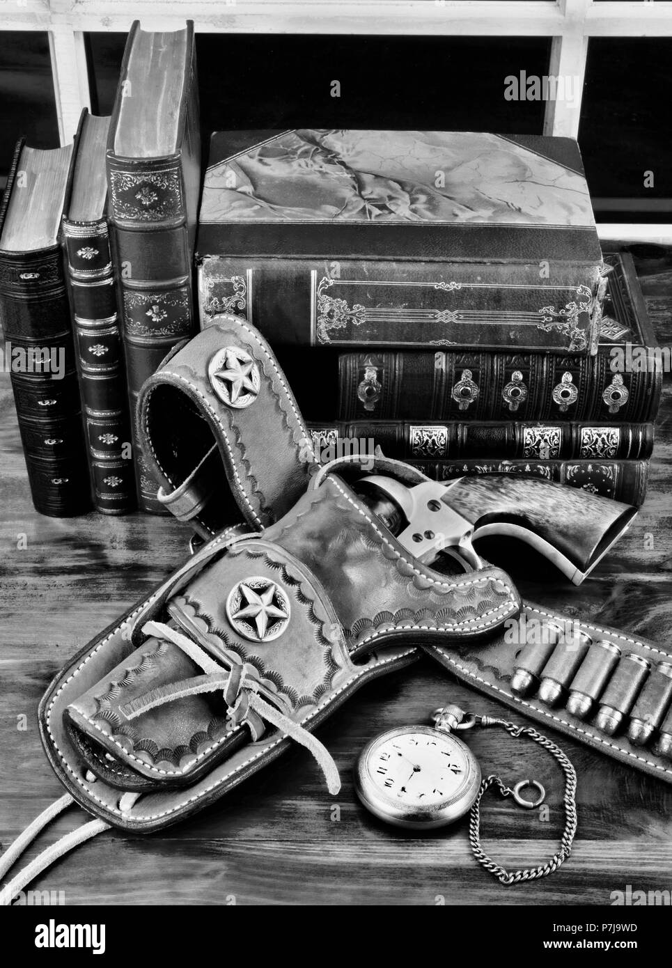Alte cowboy Gewehr in Holster mit Taschenuhr und Literatur in Schwarz und Weiß. Stockfoto