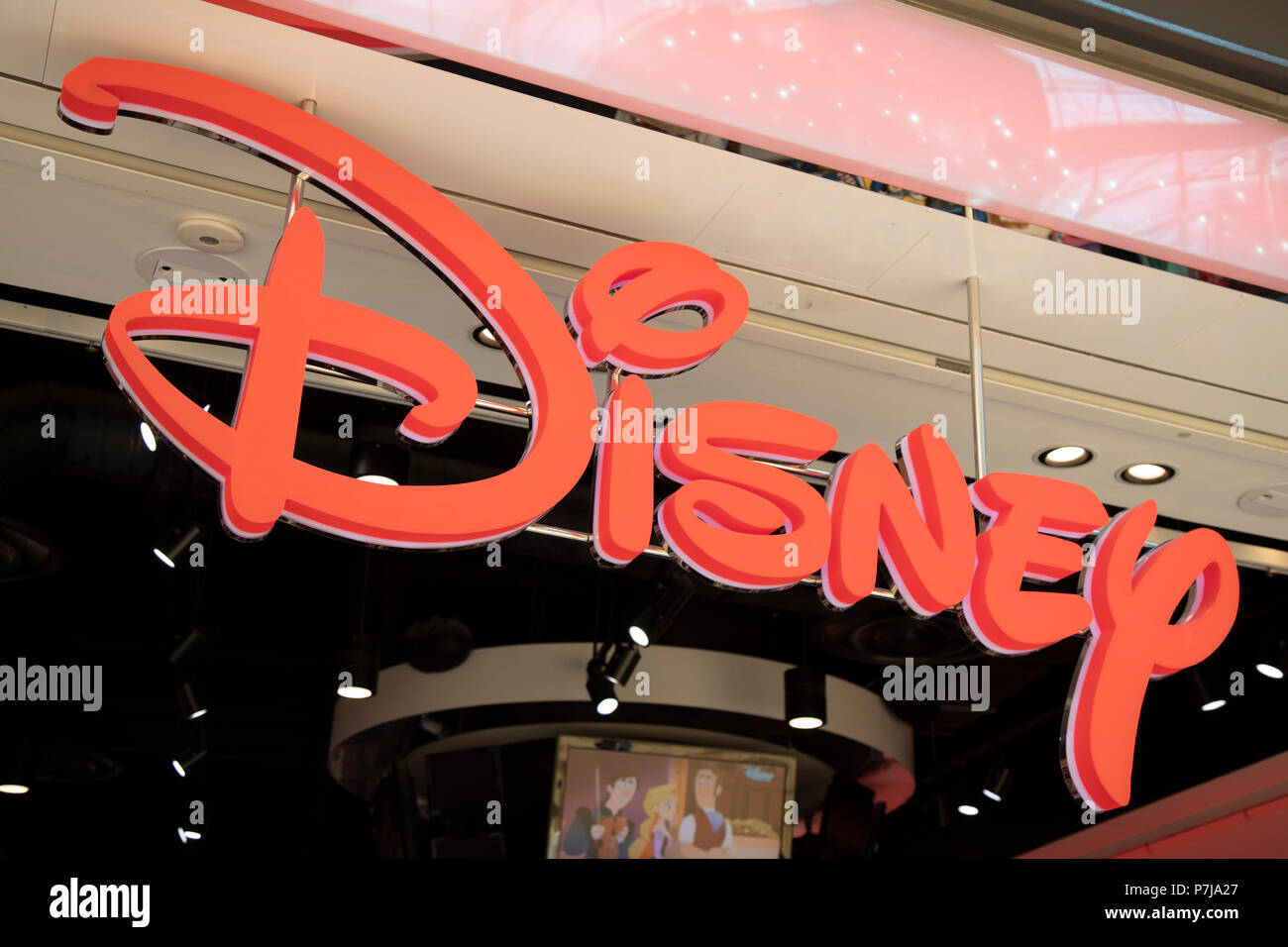 Zeichen für die Medien der Marke Disney Store in Birmingham, Vereinigtes Königreich. Die Walt Disney Company, allgemein bekannt als Walt Disney oder einfach Disney, ist ein US-amerikanischer diversifizierte multinationale Medien und Unterhaltung Konglomerat. Stockfoto