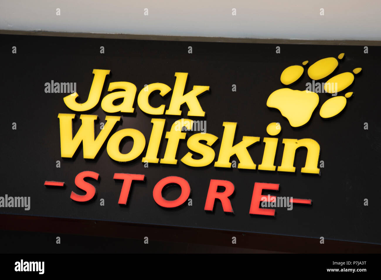 Zeichen für die Outdoor Bekleidung Marke Jack Wolfskin in Birmingham,  Vereinigtes Königreich Stockfotografie - Alamy