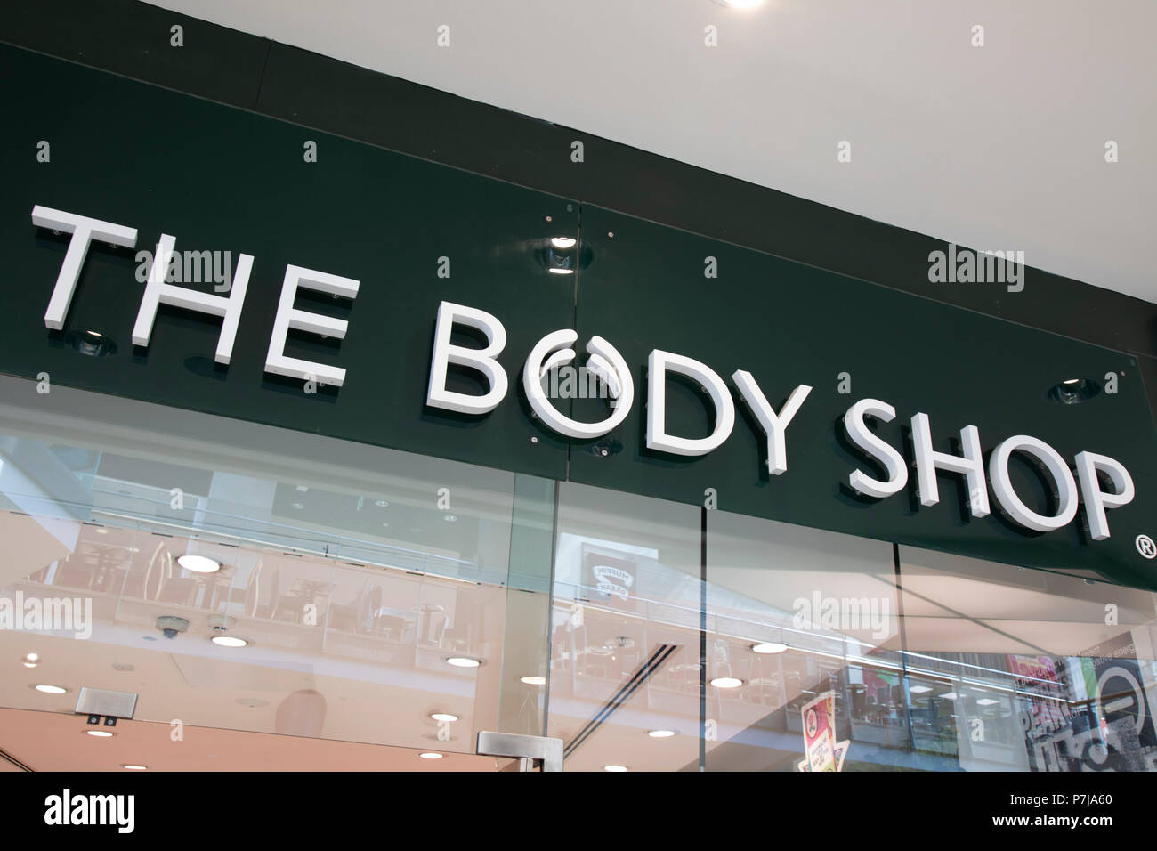 Zeichen für die Marke der Body Shop in Birmingham, Vereinigtes Königreich. The Body Shop International Limited, Handel wie The Body Shop, ist ein britischer Kosmetik, Hautpflege und Parfüms Firma, die 1976 gegründet wurde. Stockfoto