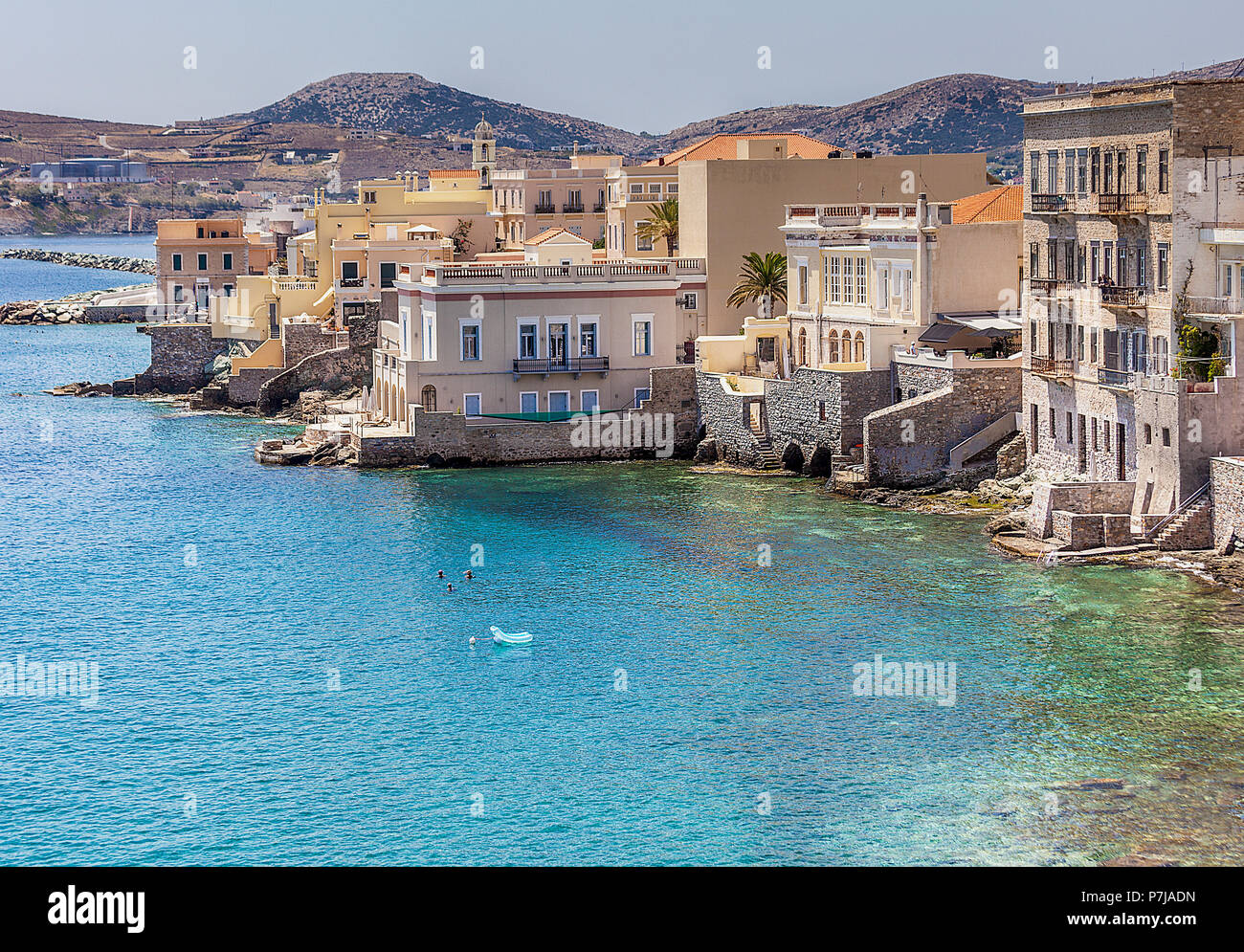An der Küste Blick auf ein Gebiet namens Vaporia in Ermoupolis Syros in Griechenland. Menschen sind Schwimmen im Sommer. Stock Bild. Stockfoto