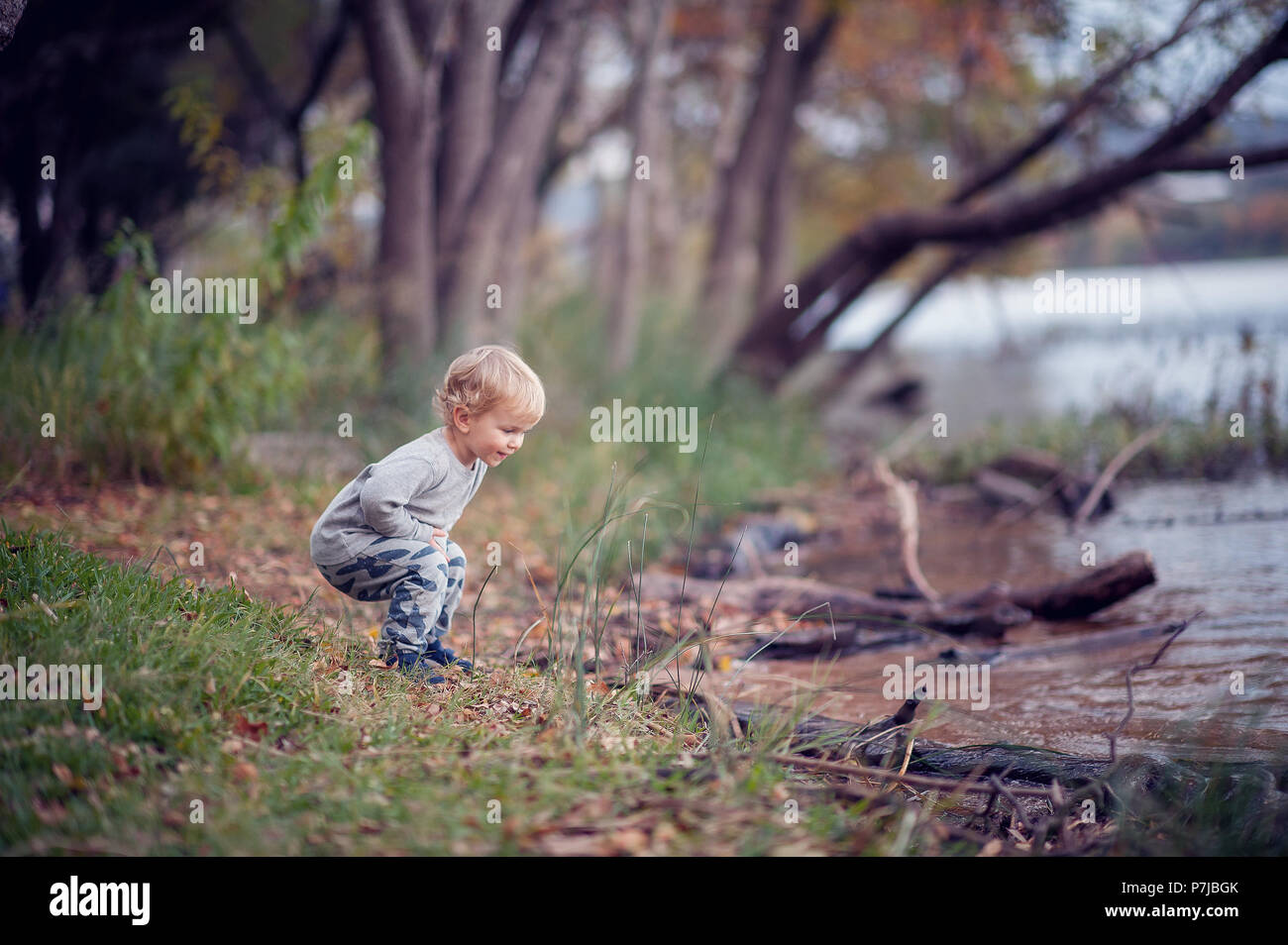 Junge durch den Rand eines Sees mit Blick auf Wasser, Texas, USA, Amerika, USA Stockfoto