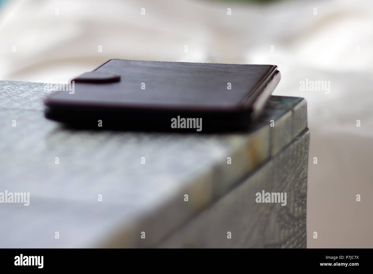 E-book Reader in einer Ledertasche auf einem Holztisch Stockfoto