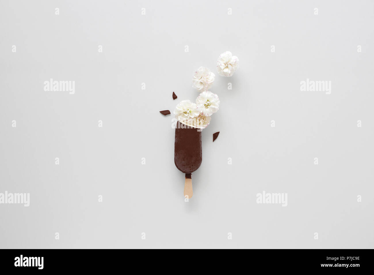 Konzeptionelles Vanilleeis mit Schokoladenüberzug Stockfoto