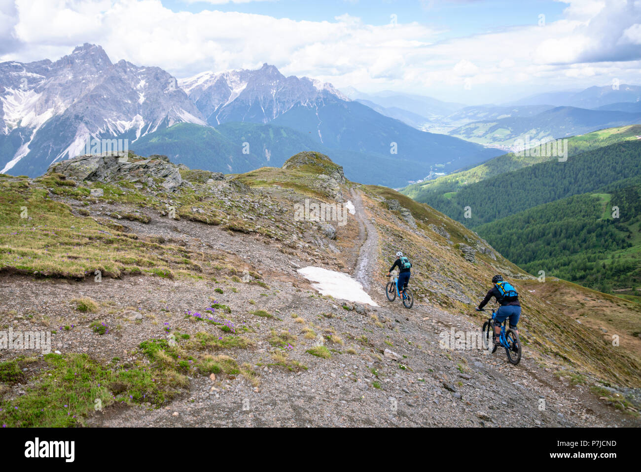 Zwei Männer, Mountain Biking in der Nähe von Sexten, Dolomiten, Südtirol, Trentino, Italien Stockfoto