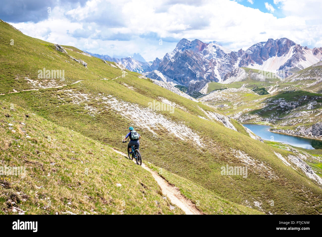 Frau Mountainbiken, Fanes-Sennes-Prags Nationalpark, Dolomiten, Südtirol, Trentino, Italien Stockfoto