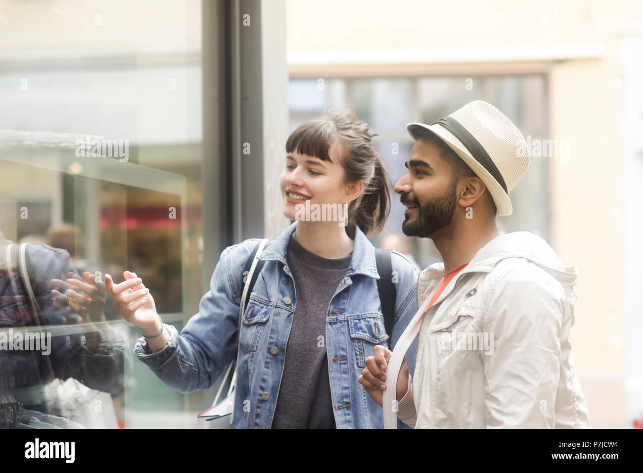 Paar stehend in Street Shopping Stockfoto
