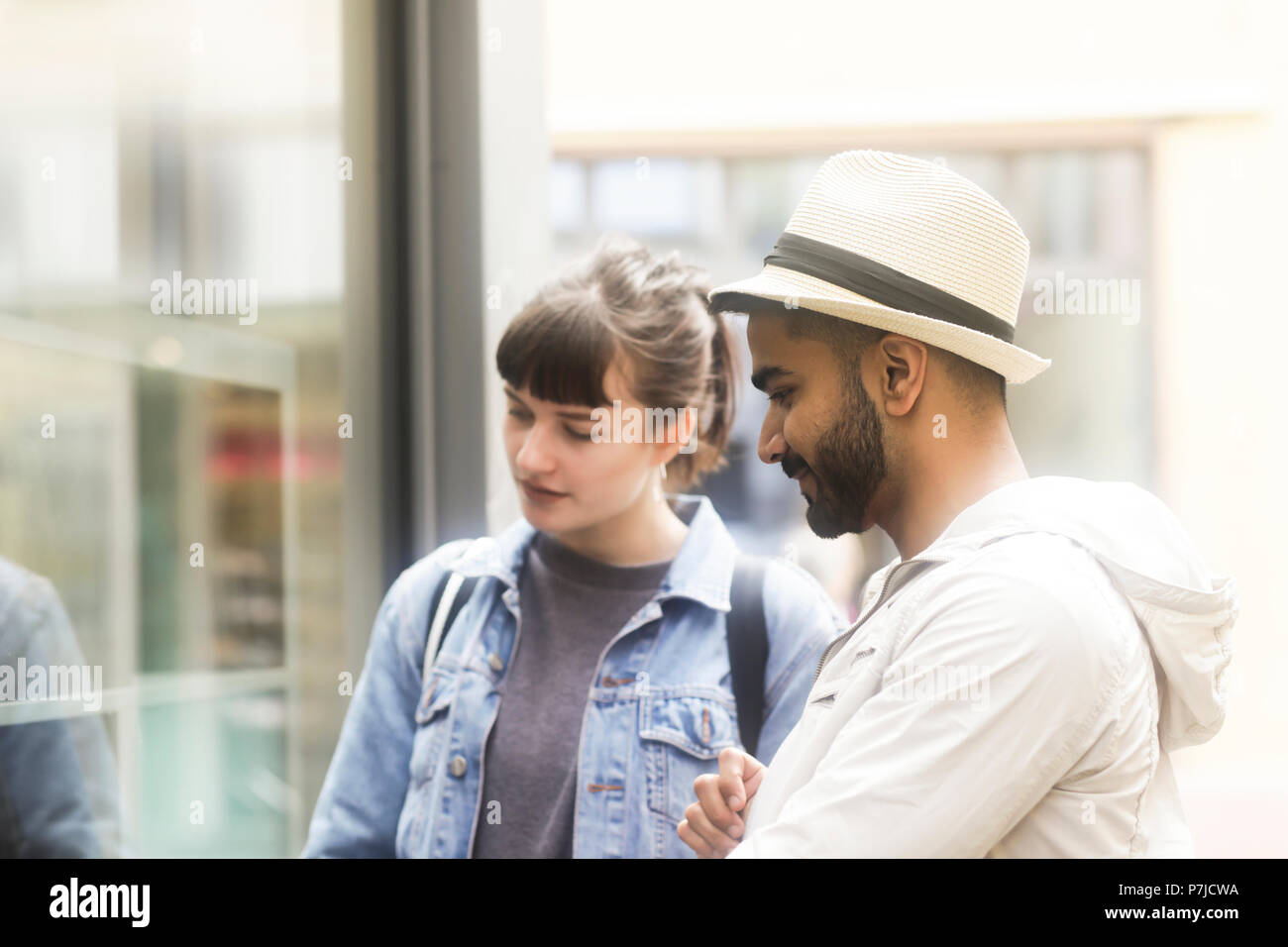 Paar stehend in Street Shopping Stockfoto