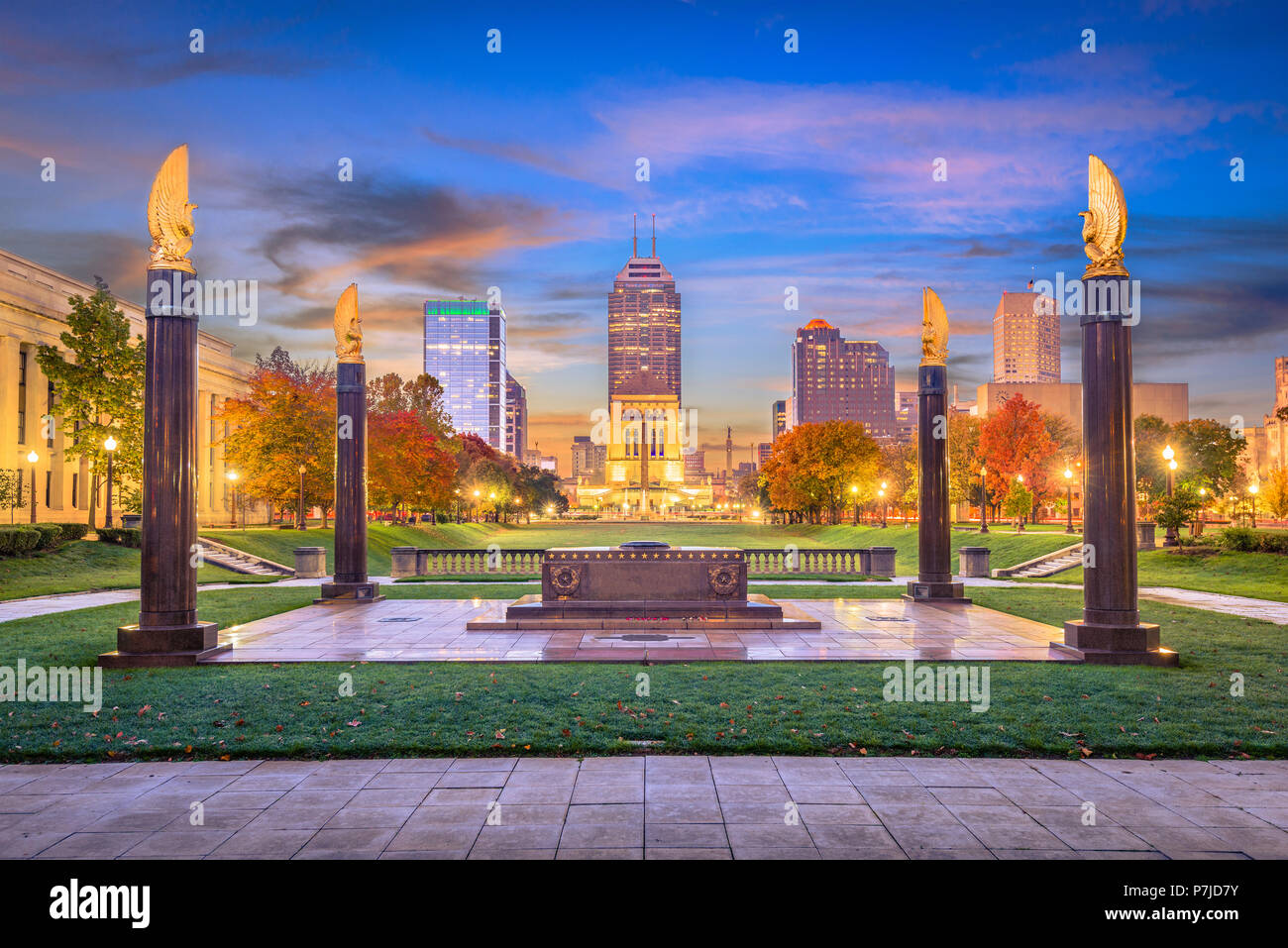 Indianapolis, Indiana, USA Denkmäler und Downtown Skyline in der Dämmerung. Stockfoto
