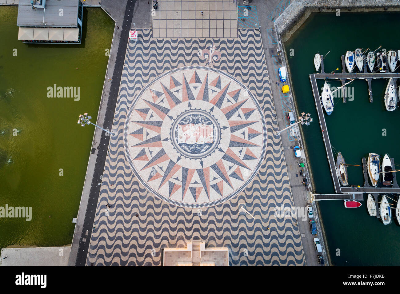 Lissabon, Portugal - 23. Juni 2018: Luftaufnahme der Marmor Mosaik mit der compasse Rose am Fuße des Monument der Entdeckungen in der Stadt o Stockfoto