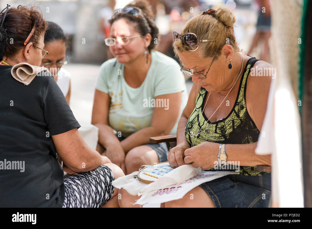 Kubanische Künstler arbeiten an einem handwerkermarkt in Havanna. Stockfoto