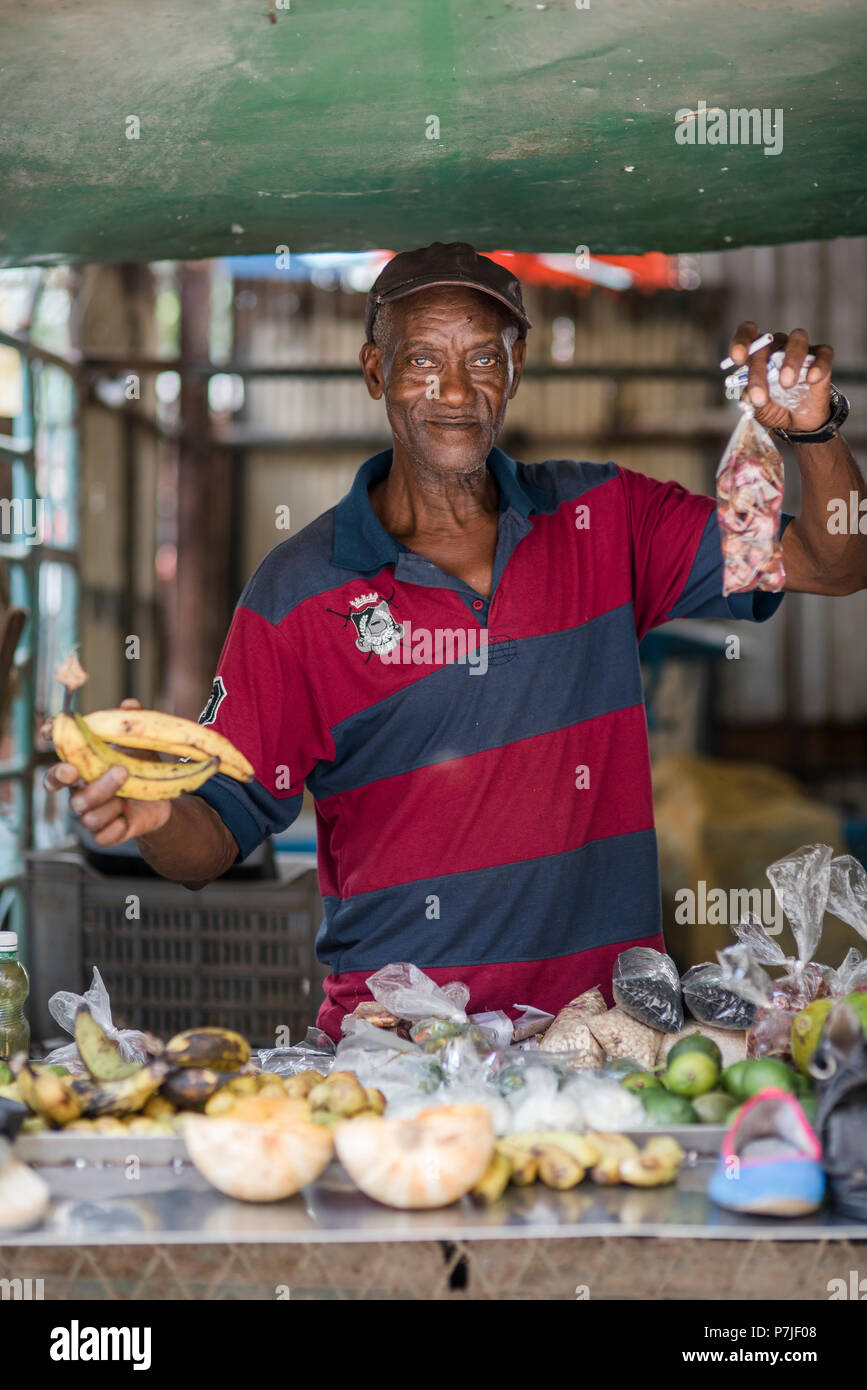 Ein Mann verkauft Obst an einem kleinen Stand in Havanna, Kuba. Stockfoto