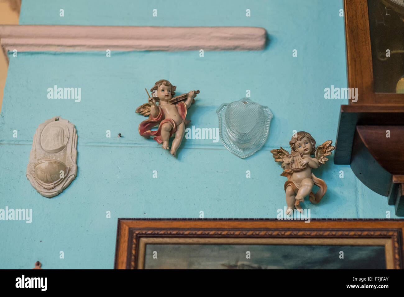 Heilige Symbole schmücken die Wände mit einem beliebten Restaurant in Havanna, Kuba. Stockfoto