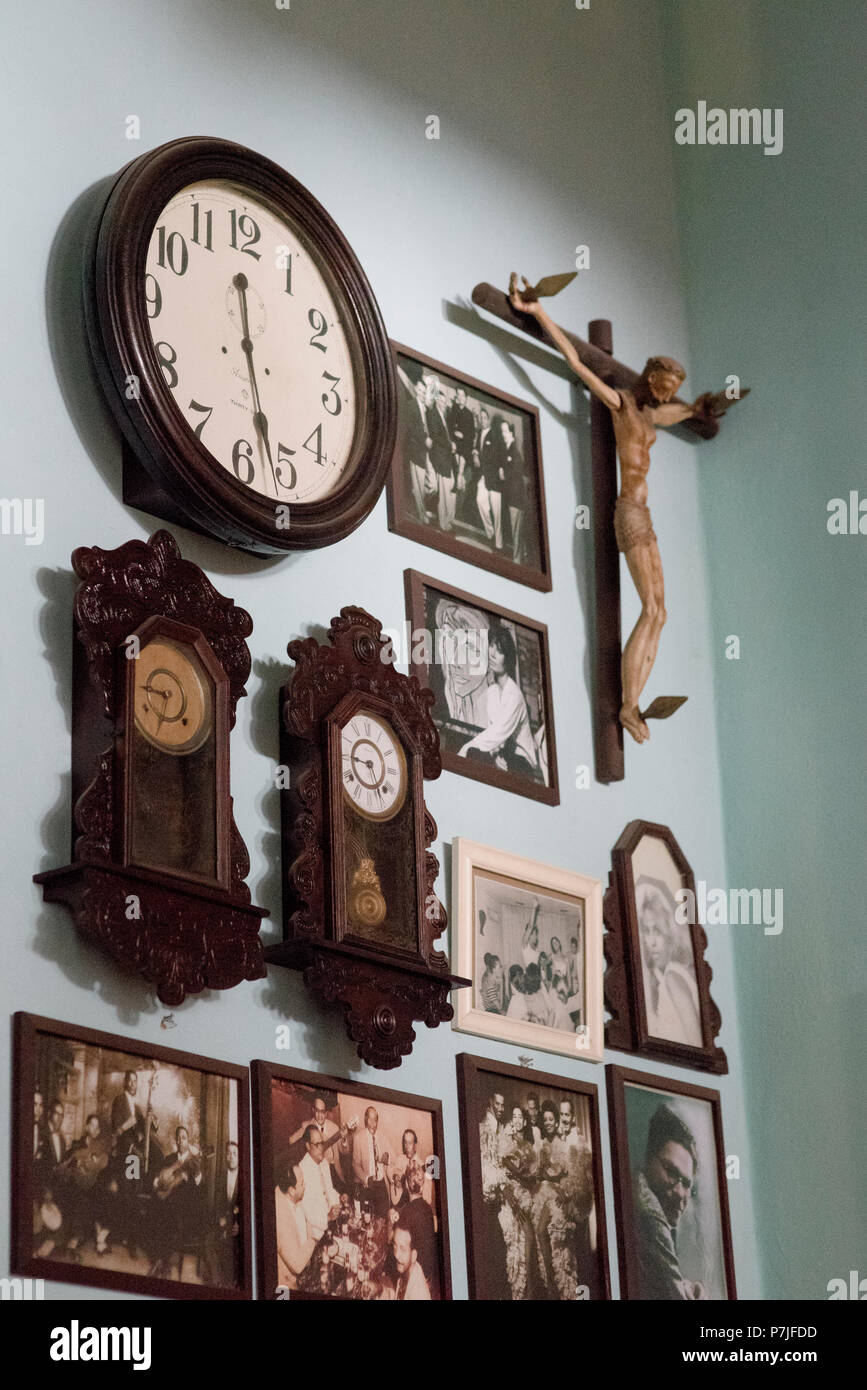 Heilige Symbole schmücken die Wände mit einem beliebten Restaurant in Havanna, Kuba. Stockfoto
