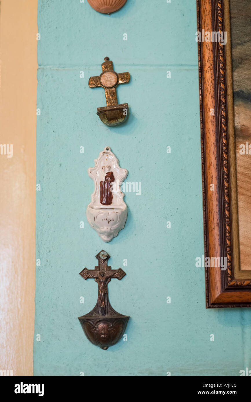 Heilige Symbole schmücken die Wände mit einem beliebten Restaurant in Havanna, Kuba. Stockfoto