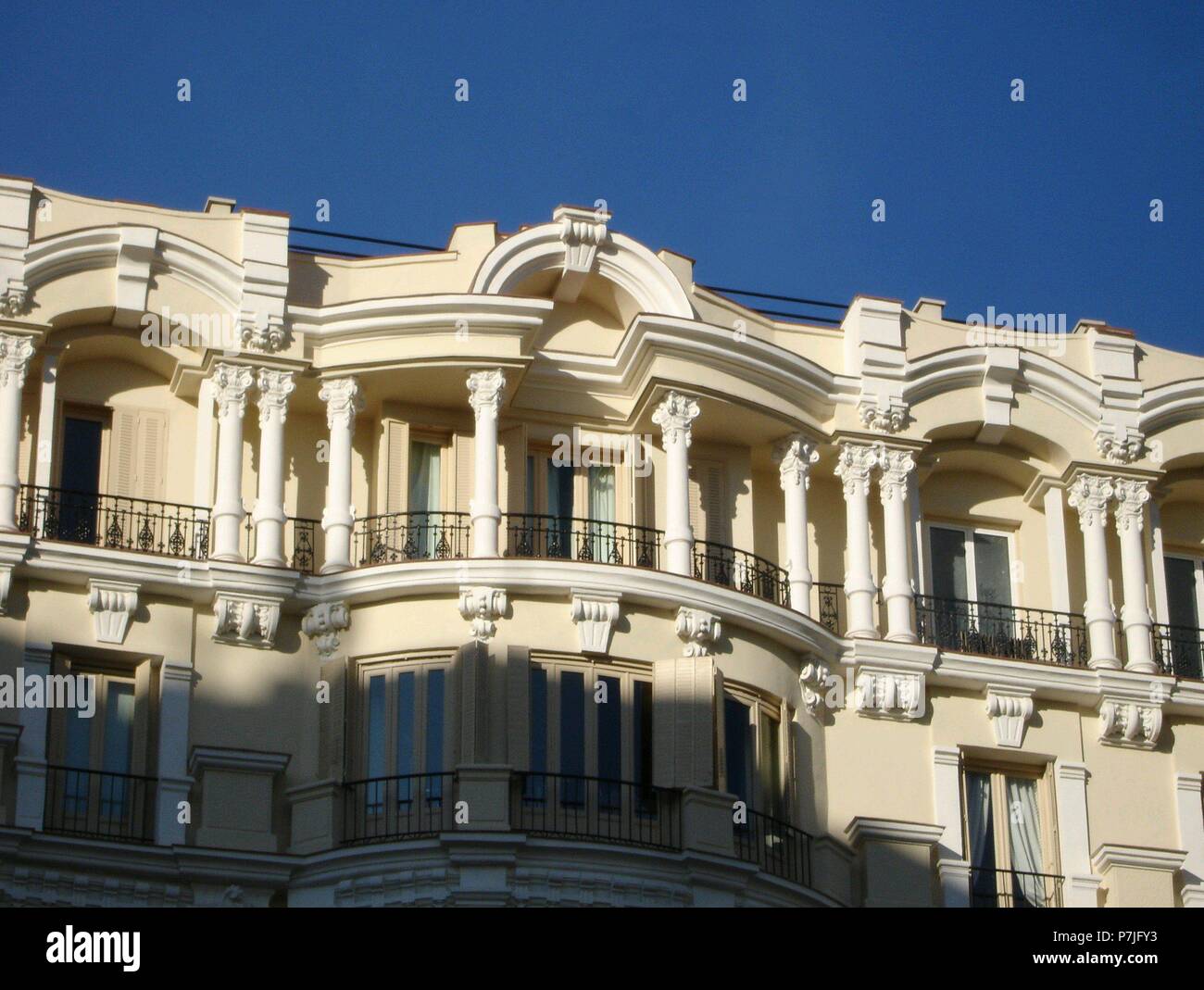 PARTE SUPERIOR DE LAS ANTIGUAS VIVIENDAS Y PIÑA PARA DON JESUS MURGA SITUADAS EN LA CALLE GRAN VÍA Nº 26 - 1916. Autor: ARANDA SANCHEZ PABLO/MARTINEZ - ZAPATA JULIO. Lage: EDIFICIO DE VIVIENDAS EN LA RED DE SAN LUIS, SPANIEN. Stockfoto