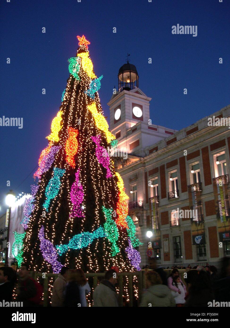 ARBOL DE NAVIDAD EN LA PUERTA DEL SOL FRENTE A LA SEDE DE LA COMUNIDAD DE MADRID. Lage: SUN GATE, SPANIEN. Stockfoto