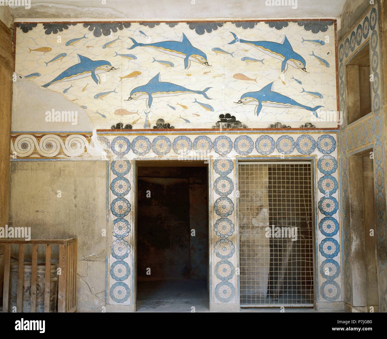 Die minoische Zivilisation. Der Palast von Knossos. Megaron der Königin. Bronzezeit. Dolphin Frieze. Ein marine. Szene Darstellung einer Schule von Delphinen symmetrisch komponiert mit Fisch in den Zwischenräumen und Cluster von Schwämmen rund um die Peripherie. LM habe ich Zeit. 1800-1400 v. Chr.. Das archäologische Museum von Heraklion. Kreta, Griechenland. Stockfoto