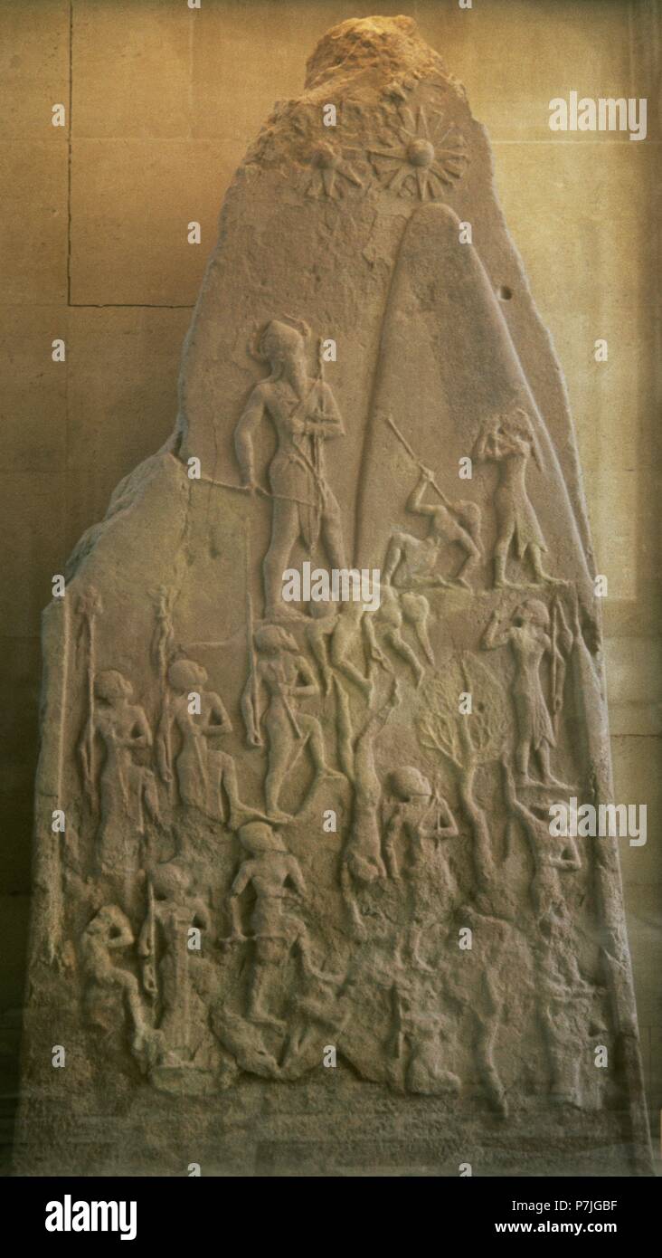 Sieg Stele von Naram-Sin, König von Akkad. Es feiert den Sieg des Königs Naram-Sin über einen Berg Menschen, über Satun, König der Lullubi. Die akkadische Armee ist Klettern die steilen Hänge der Zagrosgebirge. Mesopotamien. Sipar. Das AKKADISCHE, C. 2250 BC. Louvre Museum. Paris, Frankreich. Stockfoto