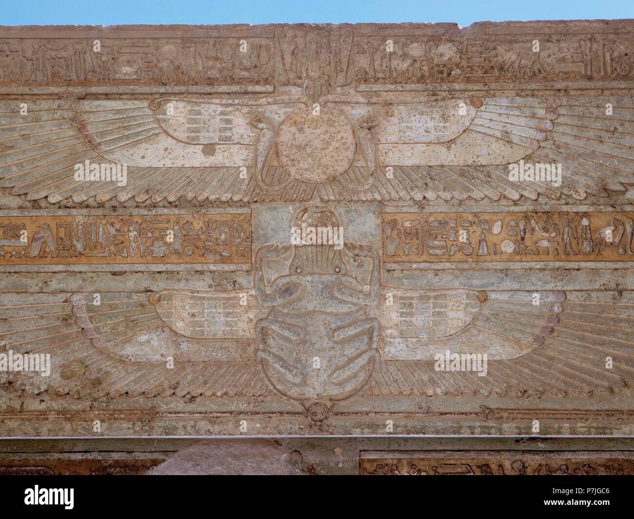 TEMPLO DE DENDERA, DEDICADO A LA DIOSA HATHOR PUERTA DE DOMICIANO Y