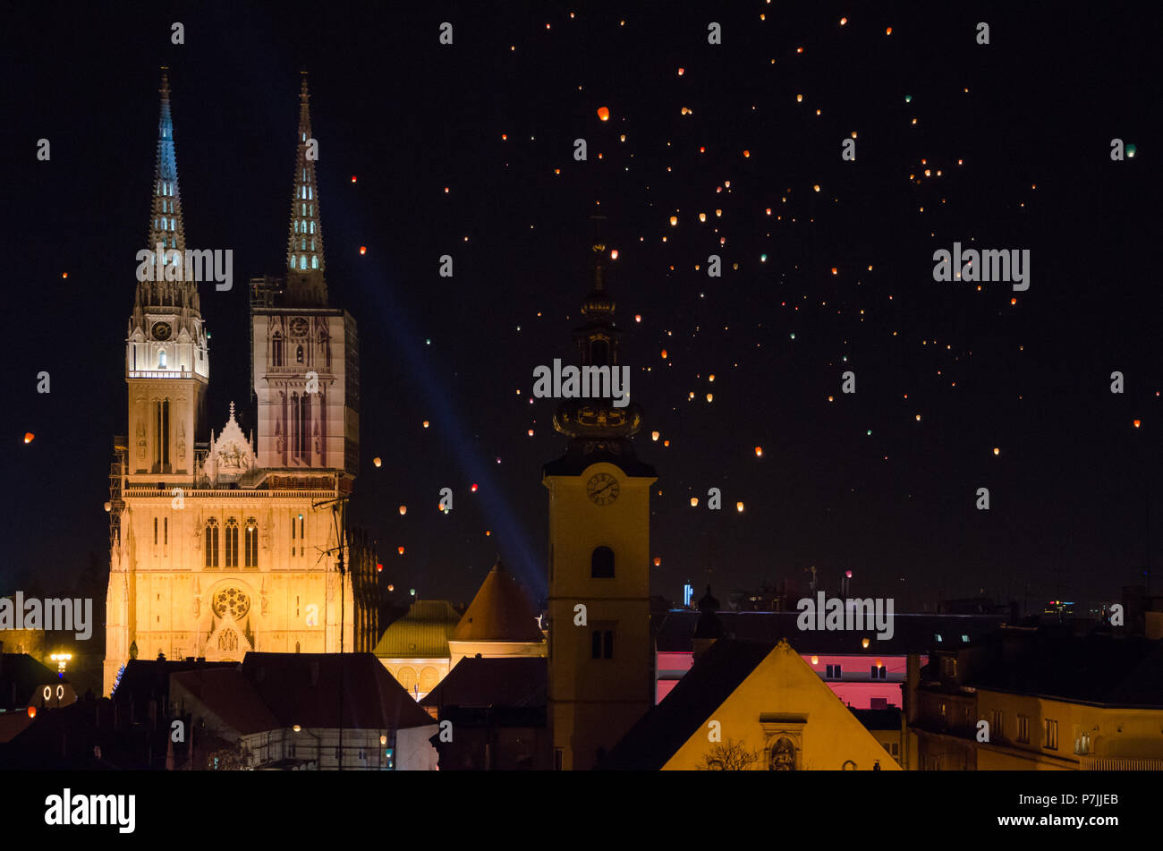 Schwimmende Laternen Festival in Zagreb, Kroatien mit Kathedrale im Hintergrund Stockfoto