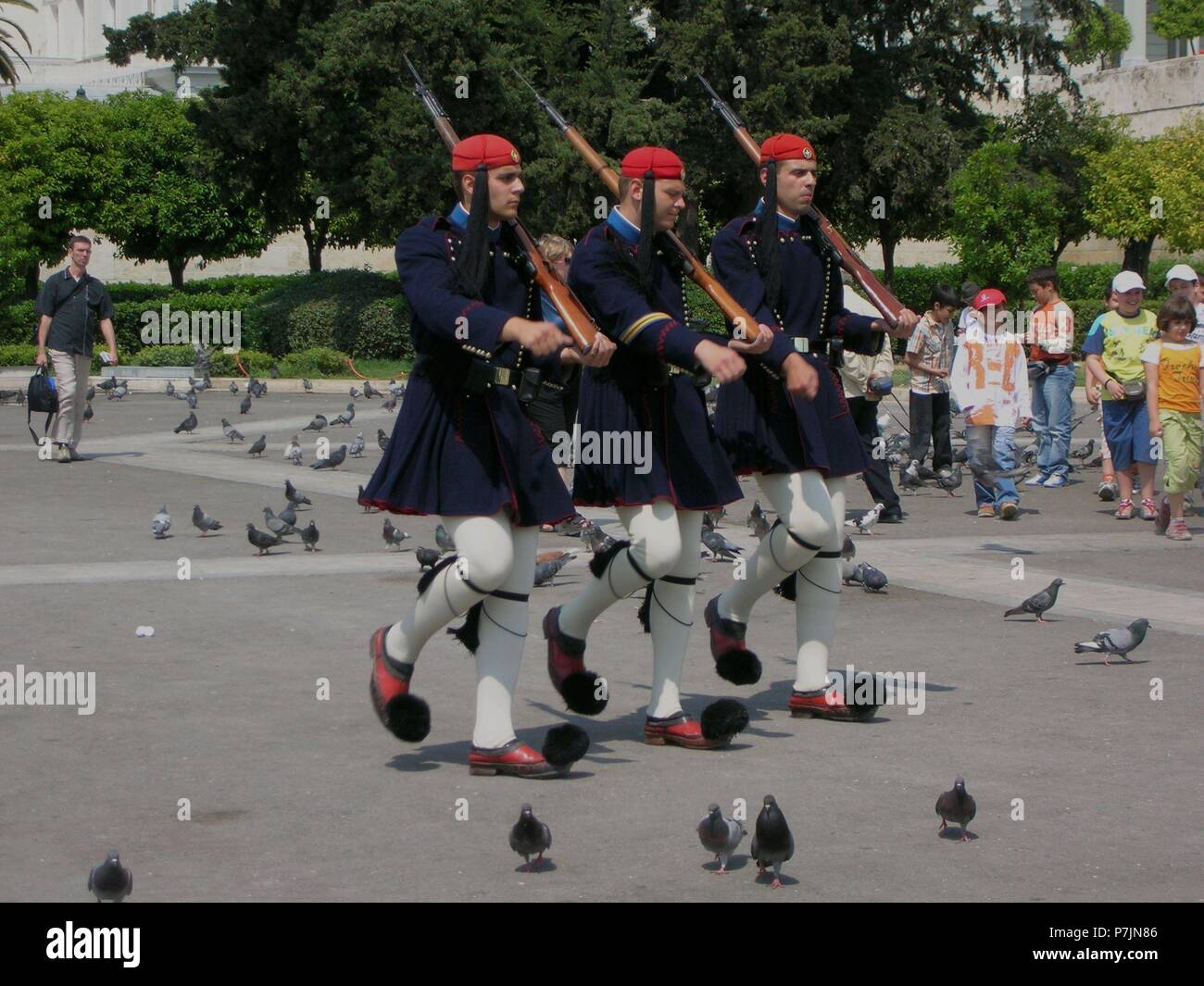 EVZONES REALIZANDO EL CAMBIO DE GUARDIA. Lage: PARLAMENTO NACIONAL, Athen. Stockfoto