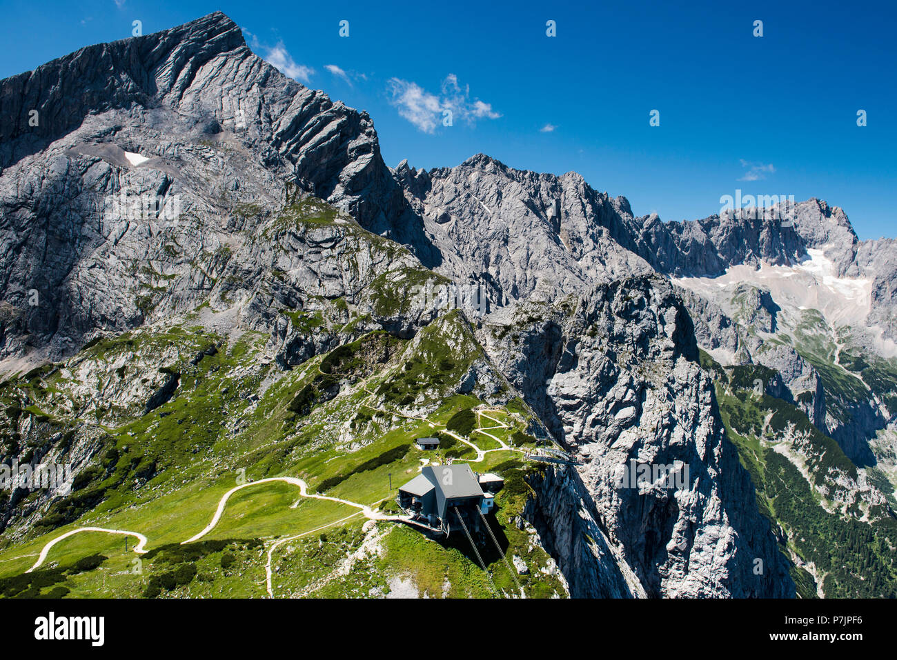 Osterfeld Bergstation mit Alpspix vor der Alpspitze, Jubiläumsgrat, Zugspitze, Garmisch-Partenkirchen, Wettersteingebirge, Höllental, Luftaufnahme, Oberland, Bayern, Deutschland Stockfoto