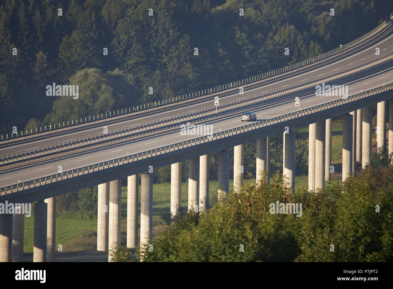 Autobahnbrücke in der Nähe von Großweil, Alpenvorland, Bayern, Deutschland, Stockfoto