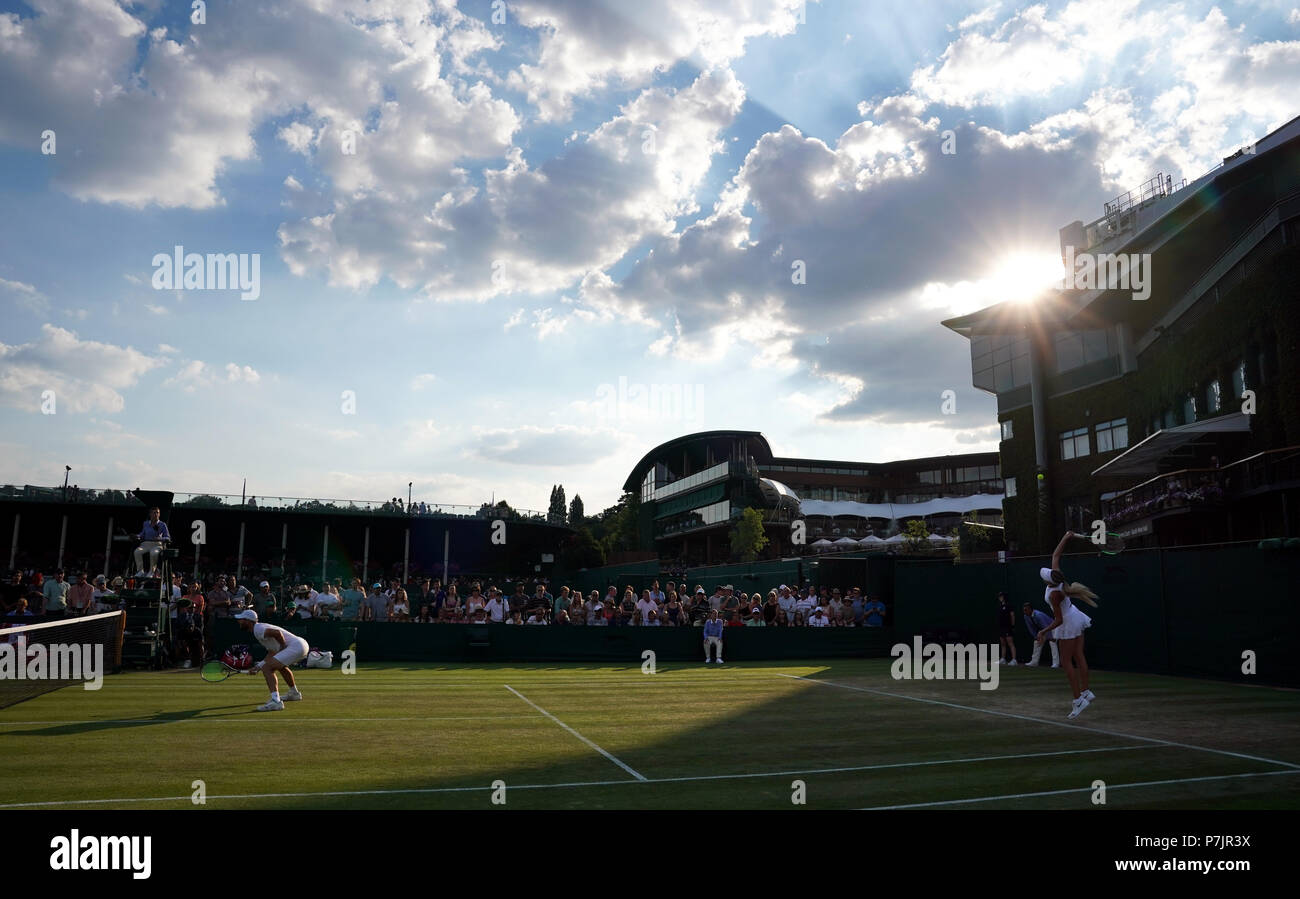 Katie Boulter und Luke Bambridge in Aktion bei ihrem Doppelspiel am fünften Tag der Wimbledon Championships im All England Lawn Tennis and Croquet Club in Wimbledon. DRÜCKEN SIE VERBANDSFOTO. Bilddatum: Freitag, 6. Juli 2018. Siehe PA Geschichte TENNIS Wimbledon. Das Foto sollte lauten: John Walton/PA Wire. Stockfoto