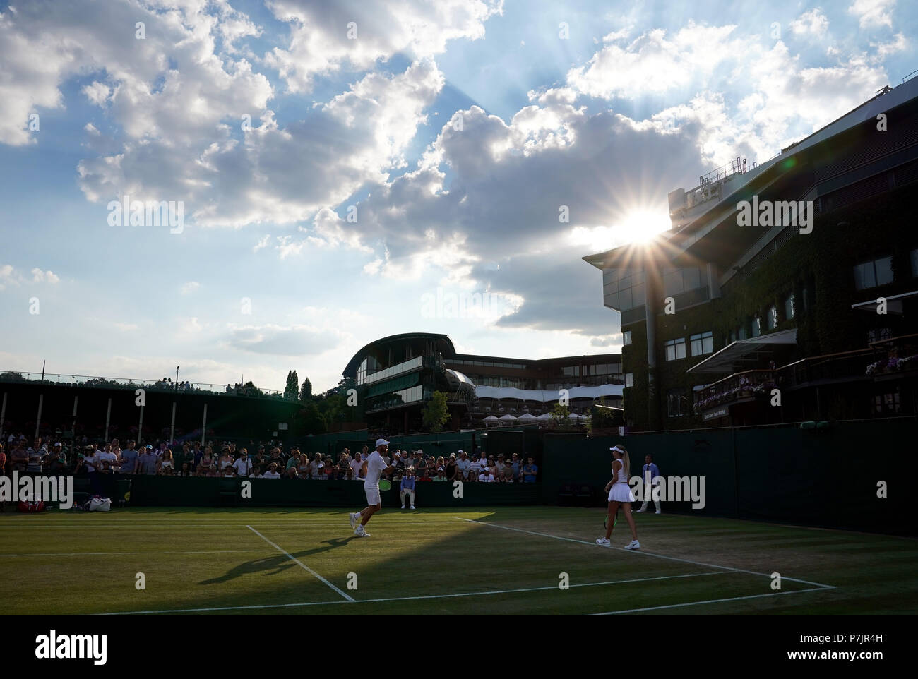 Katie Boulter und Luke Bambridge in Aktion in ihre Doppel an Tag 5 der Wimbledon Championships in der All England Lawn Tennis und Croquet Club, Wimbledon. PRESS ASSOCIATION Foto. Bild Datum: Freitag Juli 6, 2018. Siehe PA Geschichte TENNIS Wimbledon. Photo Credit: John Walton/PA-Kabel. Einschränkungen: Nur für den redaktionellen Gebrauch bestimmt. Keine kommerzielle Nutzung ohne vorherige schriftliche Zustimmung der AELTC. Standbild nur verwenden - keine bewegten Bilder zu emulieren. Keine Überlagerung oder Entfernung von Sponsor/ad Logos. +44 (0)1158 447447 für weitere Informationen. Stockfoto