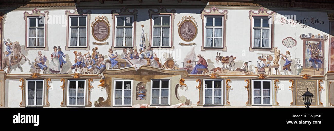 Lüftlmalerei (traditionelle Wandbild) in Oberammergau, Oberbayern, Bayern, Deutschland, Stockfoto