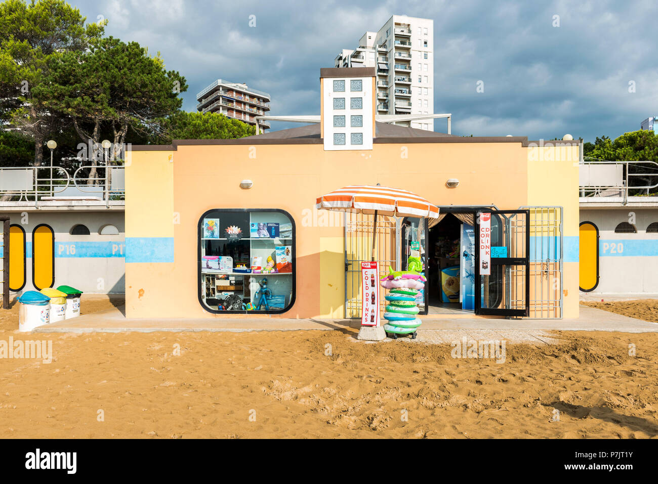 Blick auf einen kleinen Strand Shop mit angezeigte Produkte, Architektur am Strand von Lignano Stockfoto