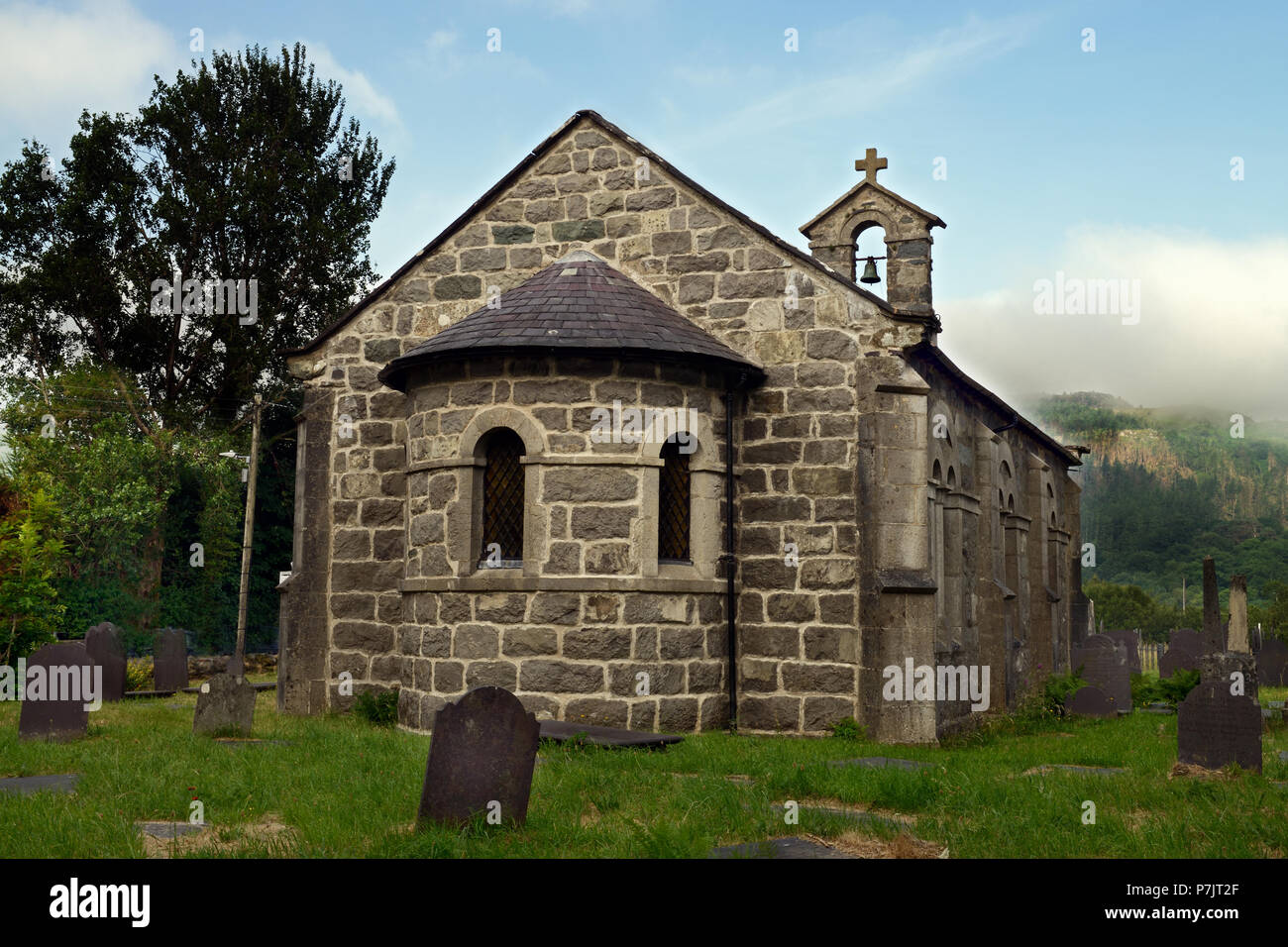 St Garmon in Betws Garmon, Snowdonia, Nord Wales wurde in 1941-2 von George Alexander gebaut. Es ist jetzt Denkmalgeschützten Gebäude. Stockfoto