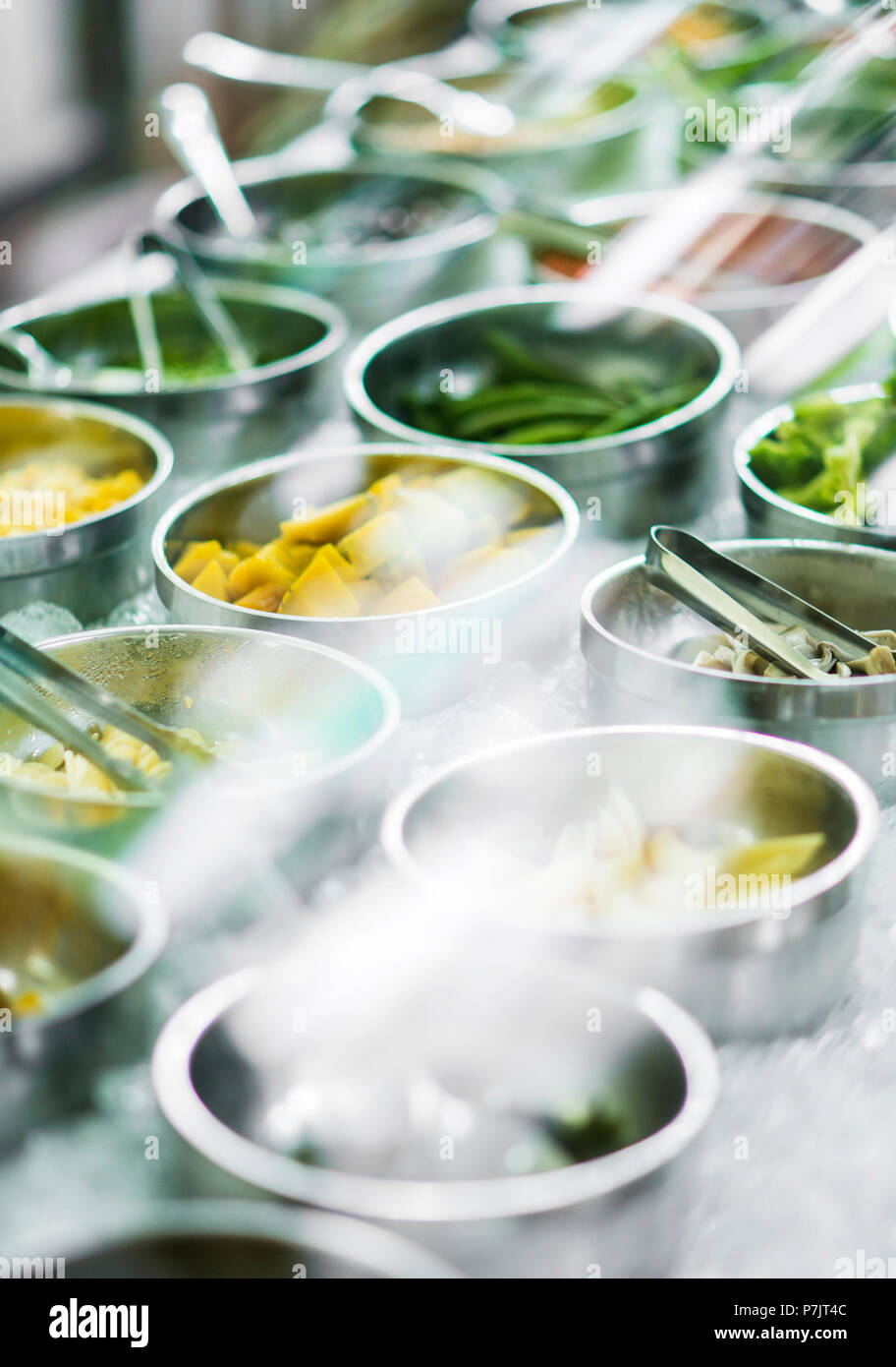 Den mischkrug frisches Bio-Gemüse in modernen Salatbar Anzeige Stockfoto