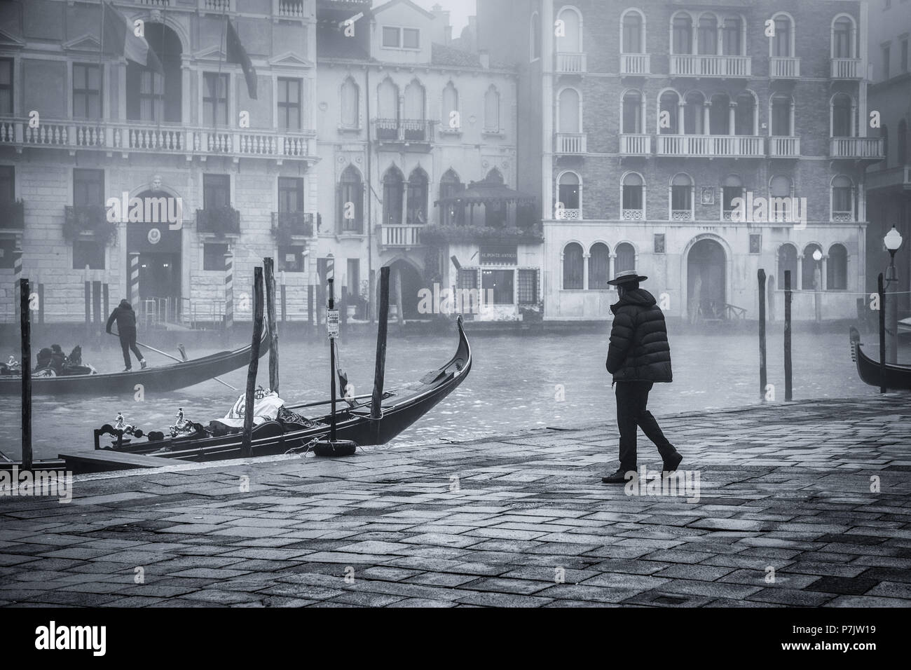 Gondeln im Dezember in Venedig Gondoliere warten auf Kunden, Schwarz und Weiß Stockfoto