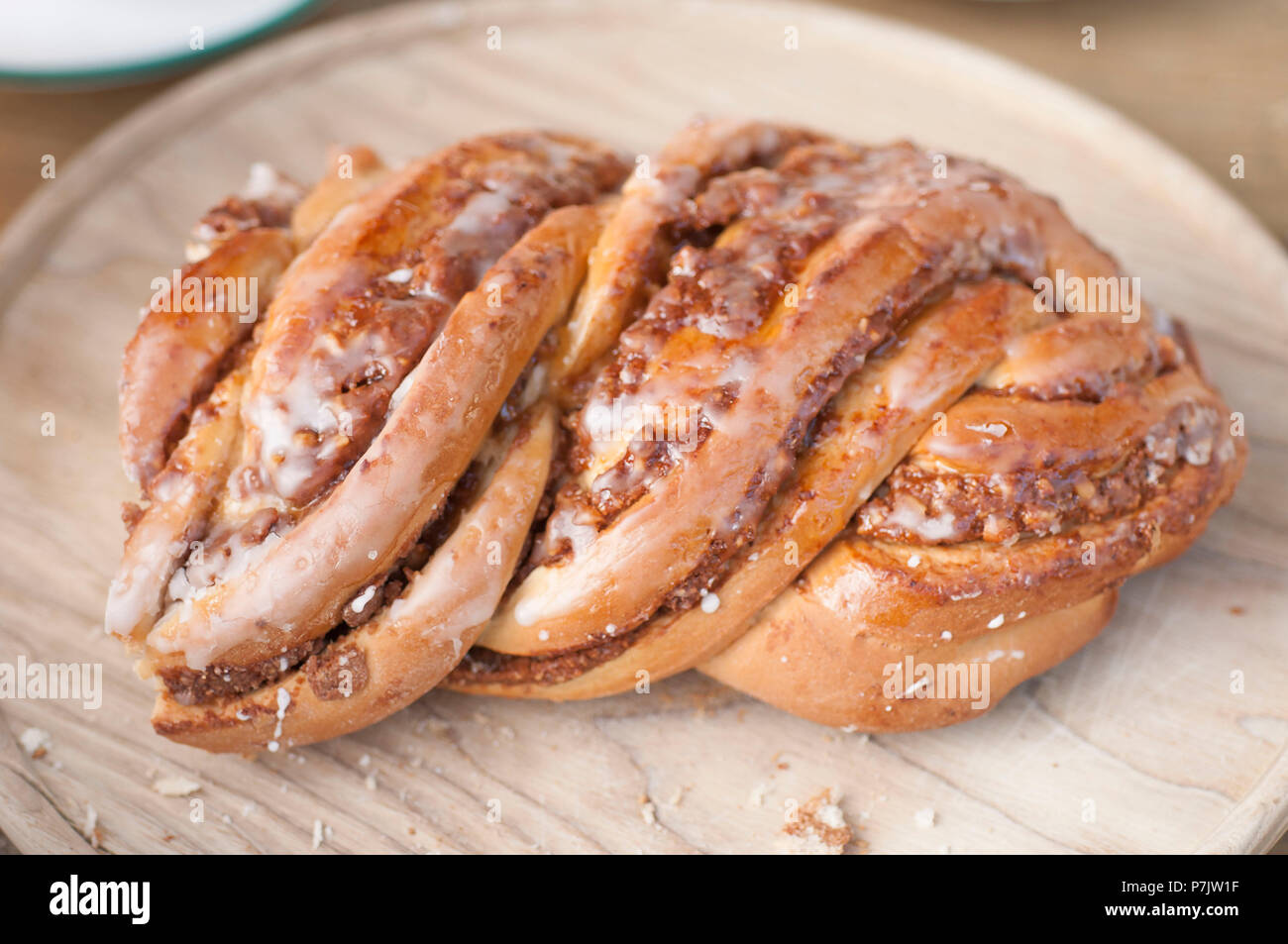 Hefezopf" (geflochtene süßen Hefe Brot), Kuchen, Holzplatte Stockfoto