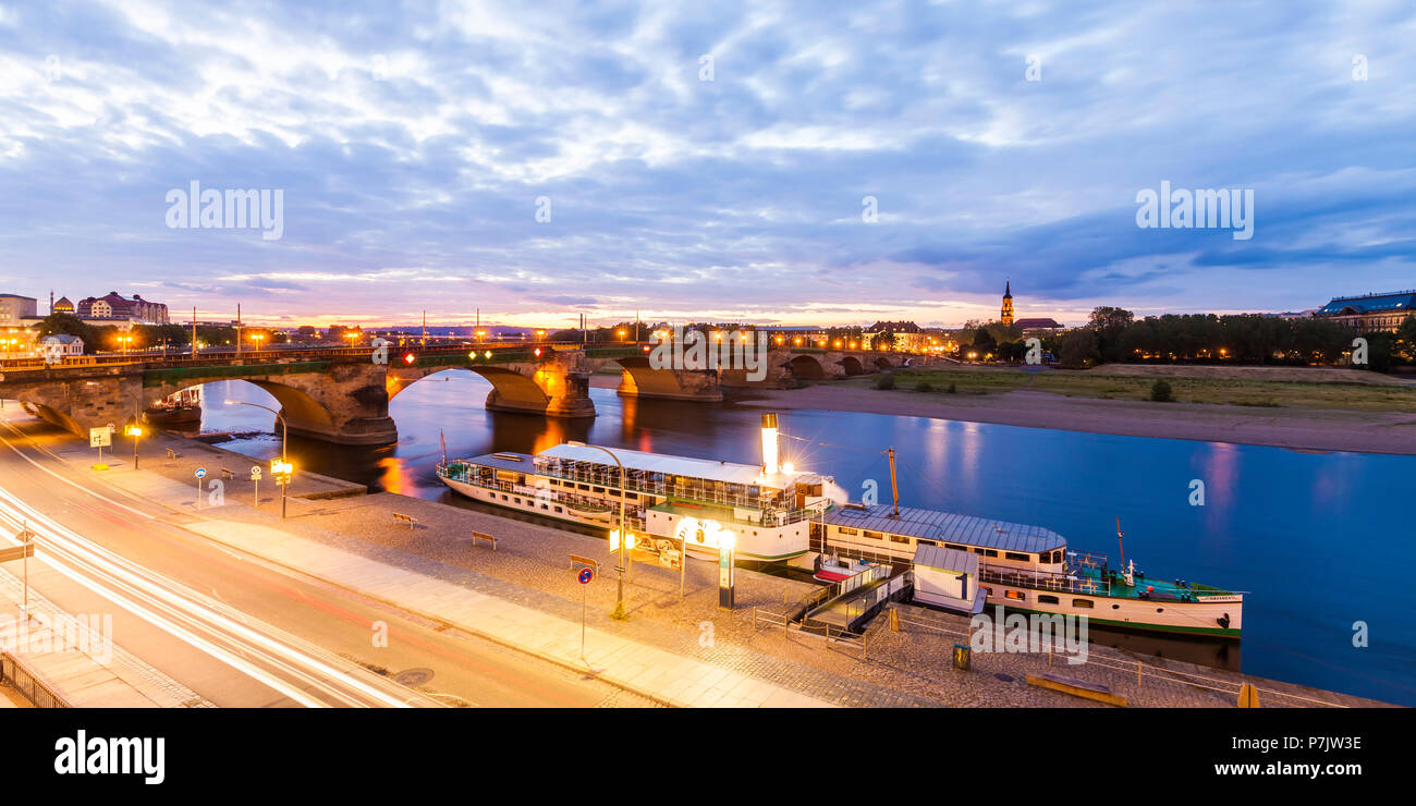 Deutschland, Sachsen, Dresden, Elbe, "Terrassenufer" (Straße), Augustusbrücke, Schiffsanlegestelle, 'Dresden' Raddampfer, Steamboat, Steamboat tour Stockfoto