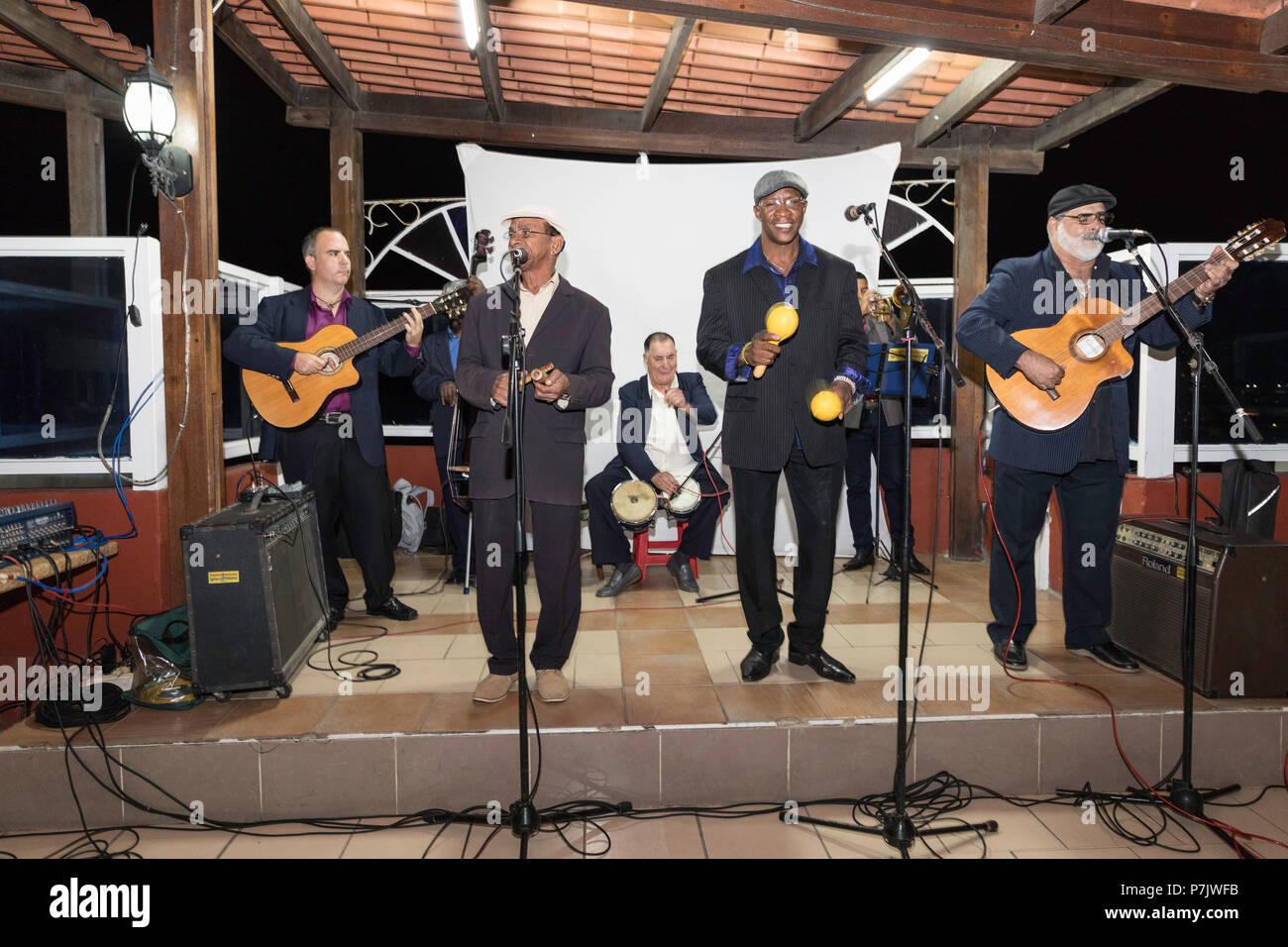 Die Kubanische Band Septeto Nacional auf dem Dach des Lincoln Hotel, Havanna, Kuba Stockfoto