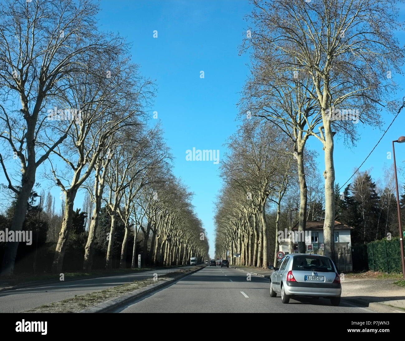 AJAXNETPHOTO. VERSAILLES, Frankreich. - LA ROUTE DE VERSAILLES - Straße nach Versailles, gesäumt mit einfachen Bäumen nähert sich dem Dorf von LOUVECIENNES. Französische Künstlerin Camille Pissarro (1830-1903) gemalt mehrere Szenen ENTLANG DIESER ROUTE IN 1869-1870. Foto: Jonathan Eastland/AJAX REF: FX 112103 5221 Stockfoto