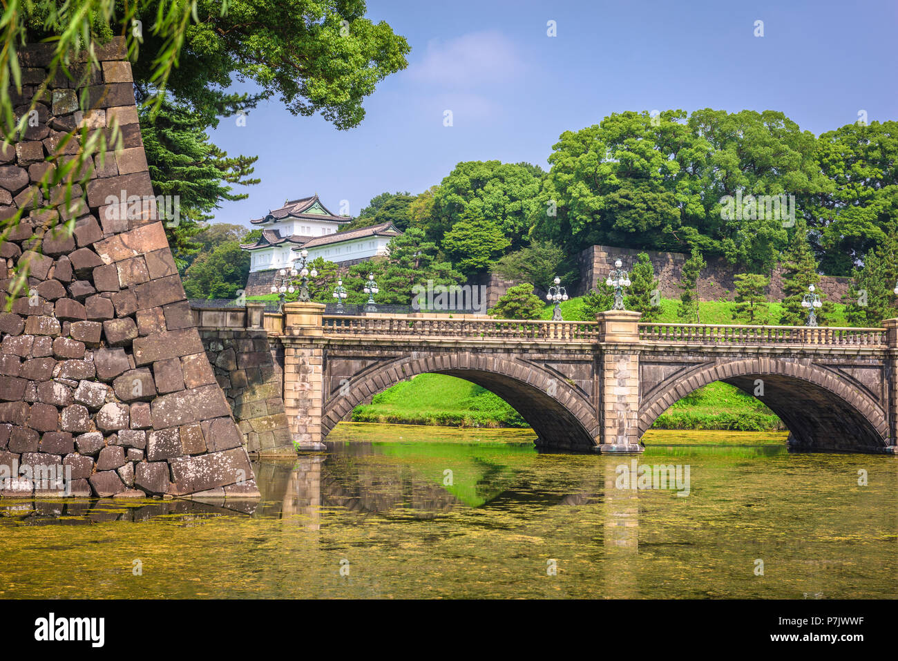 Tokio, Japan im Imperial Palace graben und Brücke. Stockfoto