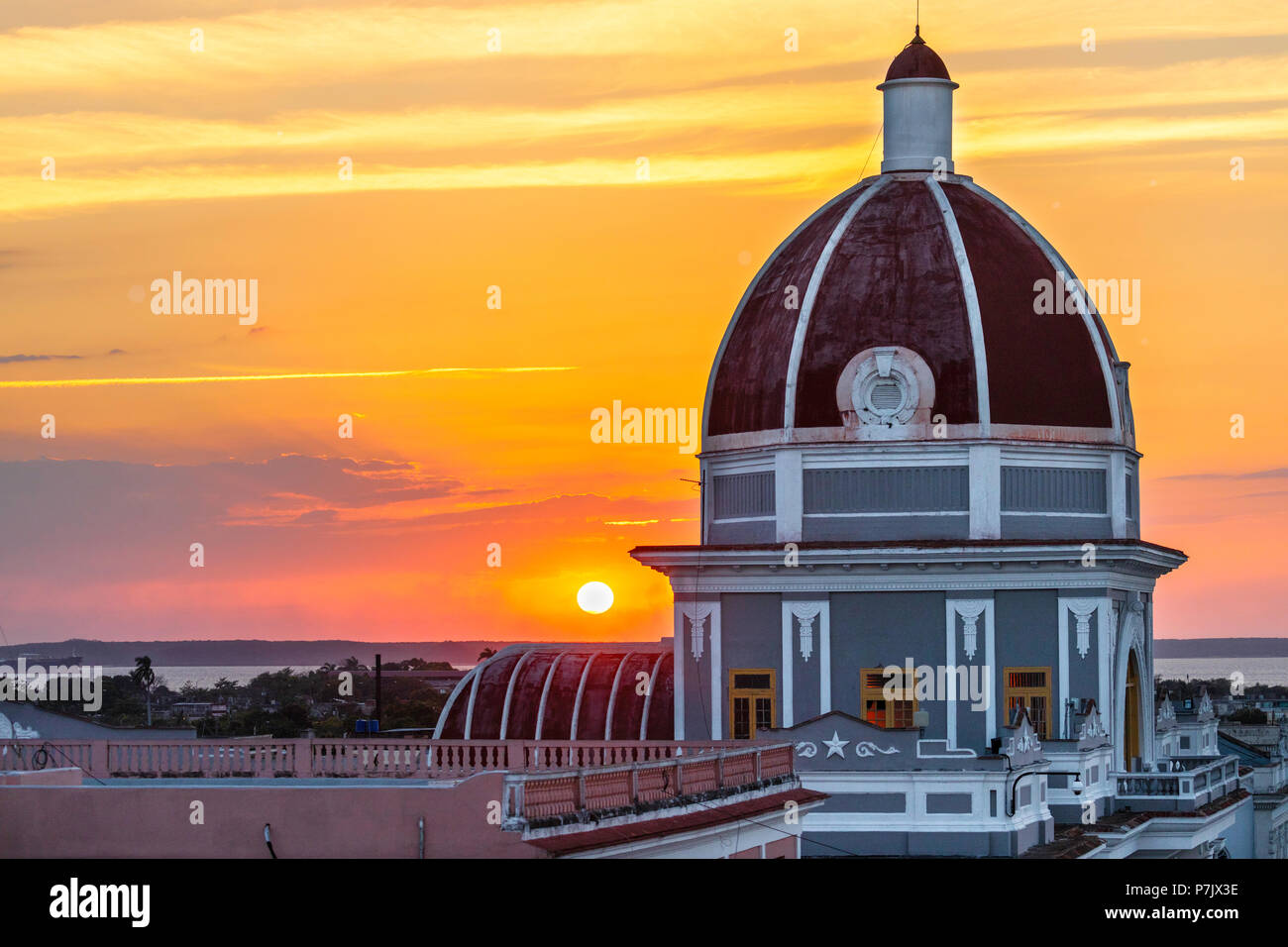 Antiguo Ayuntamiento, der Heimat der Provinzregierung Gebäude bei Sonnenuntergang in Cienfuegos, Kuba. Stockfoto
