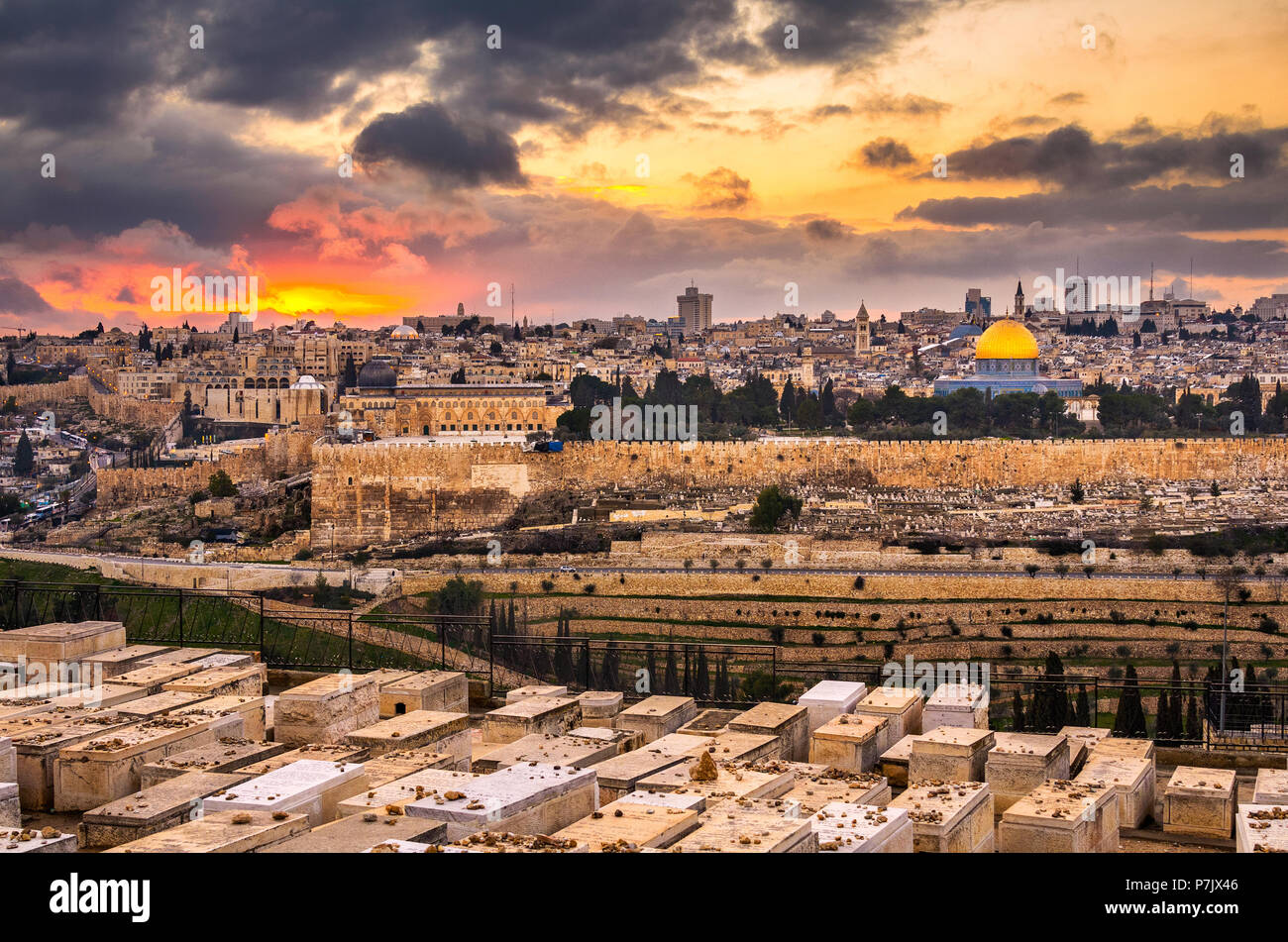 Stadt In Israel Flughafen 3 Buchstaben Kreuzworträtsel Jerusalem Israel Skyline Alte Stadthauben Felsenwand Wandmoschee