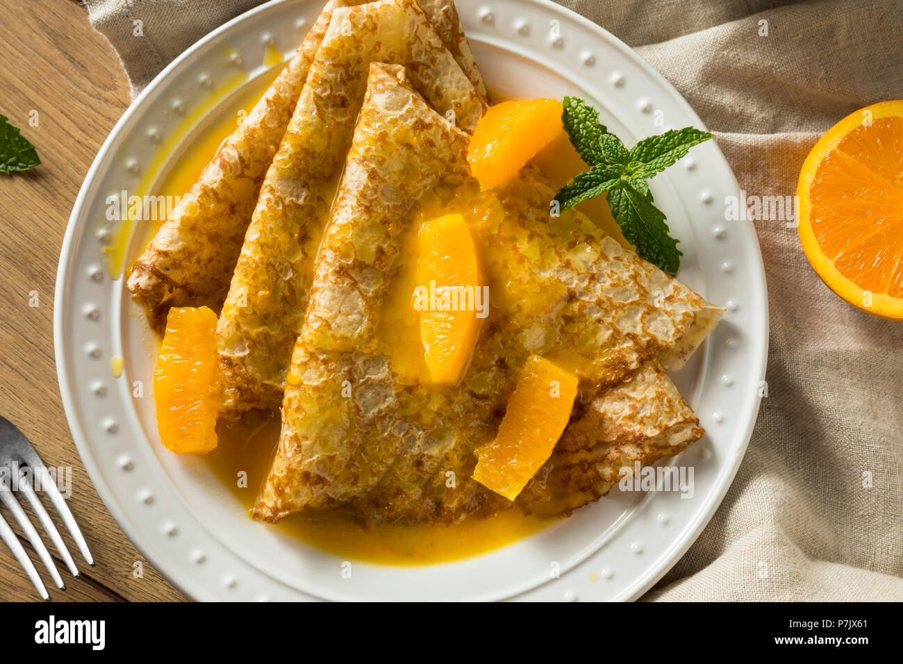Süße hausgemachte Orange Crepes Suzette für Frühstück Stockfoto