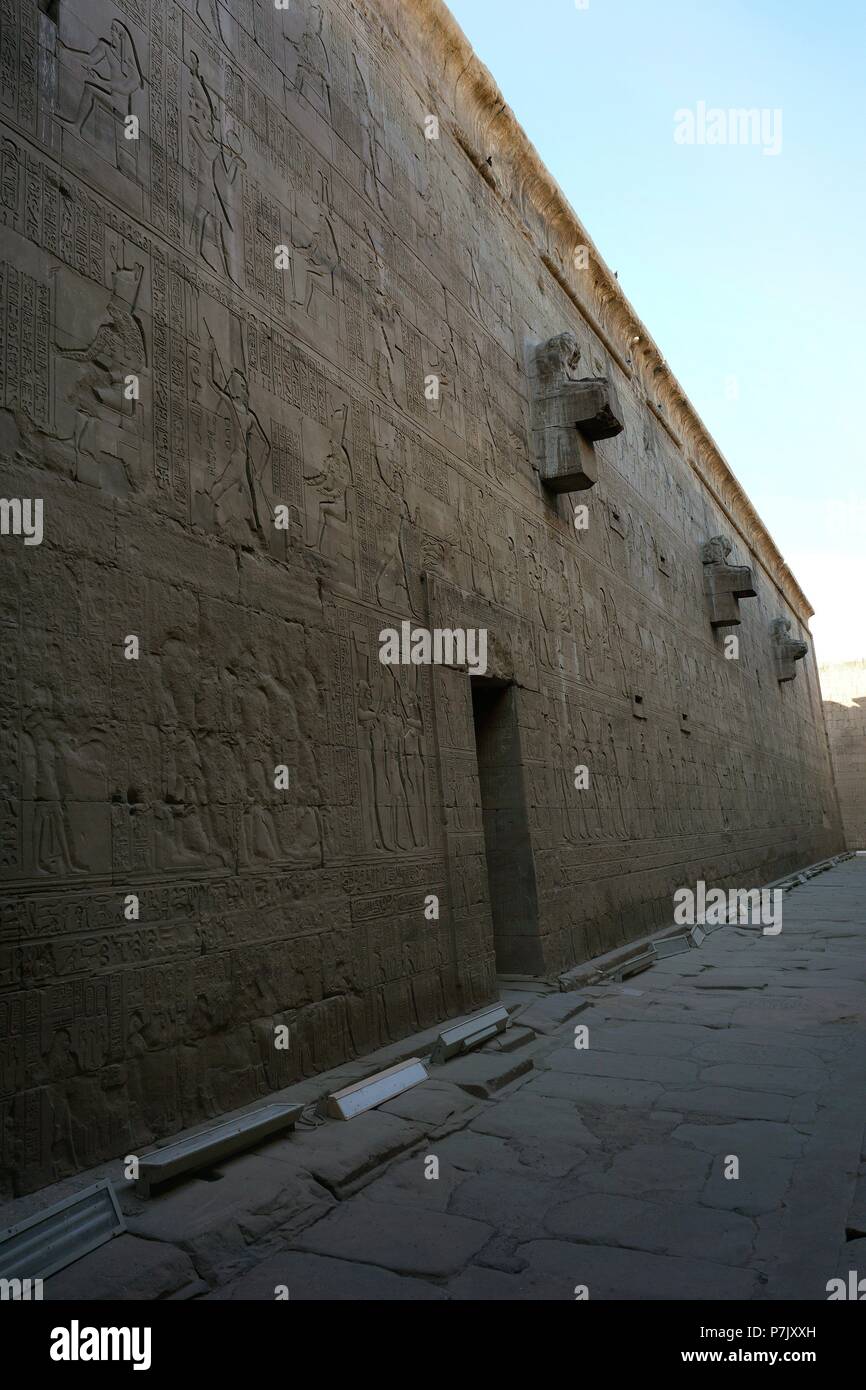 El Templo de Edfu está ubicado en la Ciudad de Edfu (Egipto), Que fue