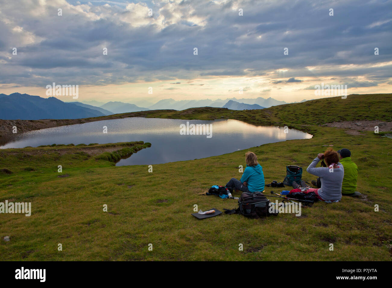 Österreich, Tirol, Kühtai, Feldringalm, Wanderer, Rest am Bergsee, Stockfoto