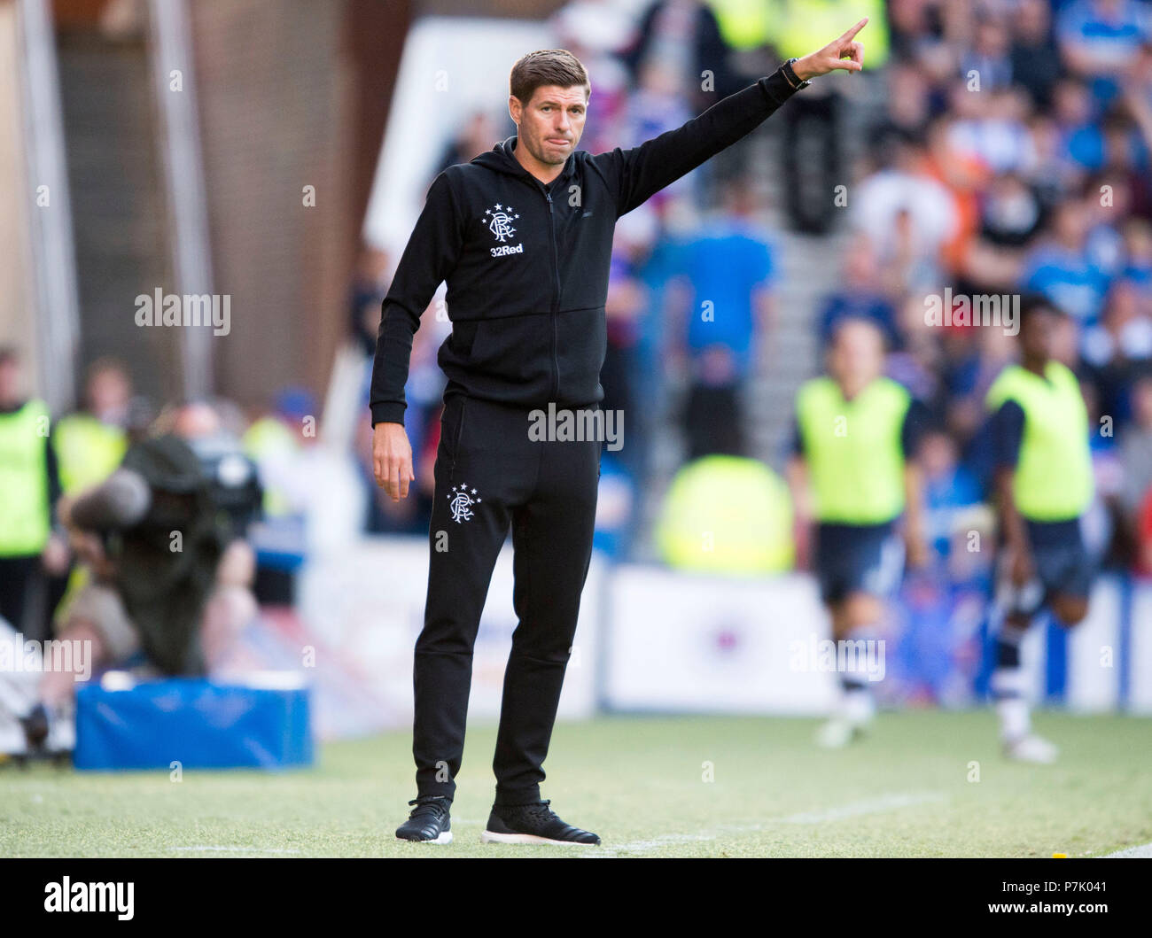 Rangers-Manager Steven Gerrard ruft bei einem Freundschaftsspiel vor der Saison im Ibrox Stadium, Glasgow, Anweisungen aus der Touchline. DRÜCKEN SIE VERBANDSFOTO. Bilddatum: Freitag, 6. Juli 2018. Siehe PA Geschichte FUSSBALL Rangers. Bildnachweis sollte lauten: Ian Rutherford/PA Wire. Stockfoto