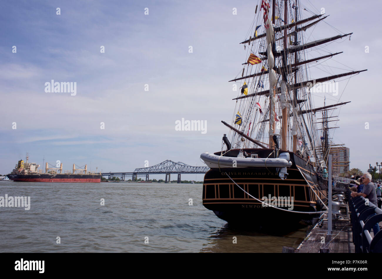 Replica Tall Ship in New Orleans angedockt, mit Öl Tanker & MS River Bridge im Hintergrund. Stockfoto