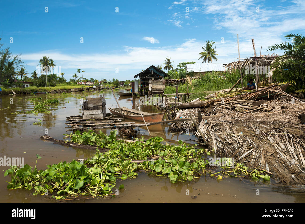 Mole im Hafen von singkil auf Sumatra, mit fließenden Wasser Pflanzen, Holz- Boot und Wasser wc?? auf einem Floß, im Hintergrund eines typischen Fischerhütte, Stockfoto
