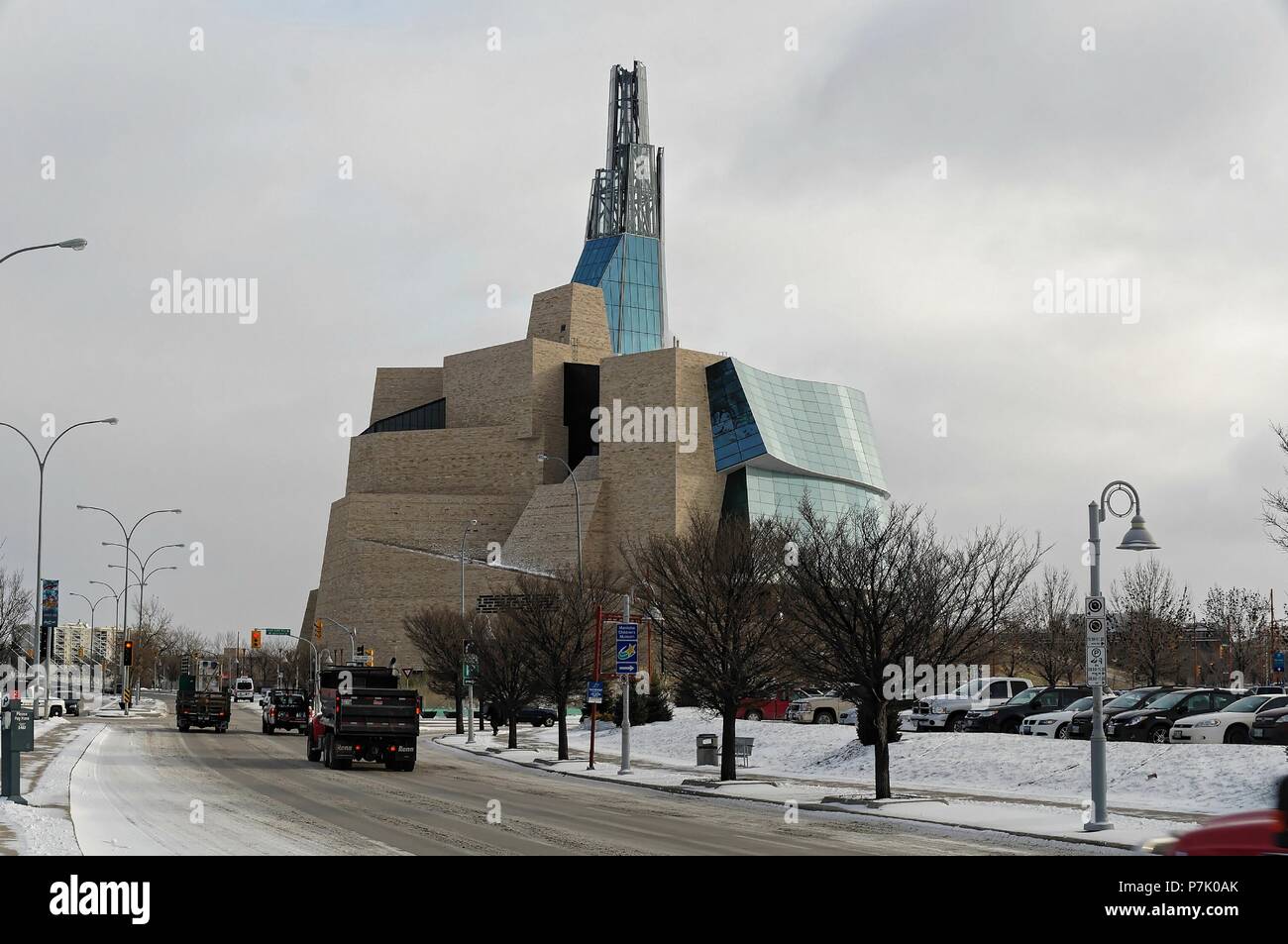 WINNIPEG, KANADA - 2014-11-18: Winter Blick auf kanadischen Museum für Menschenrechte. CMHR ist ein nationales Museum in Winnipeg, Manitoba, befindet sich neben dem berühmten Winnipeg s Historic Site der Gabeln Stockfoto